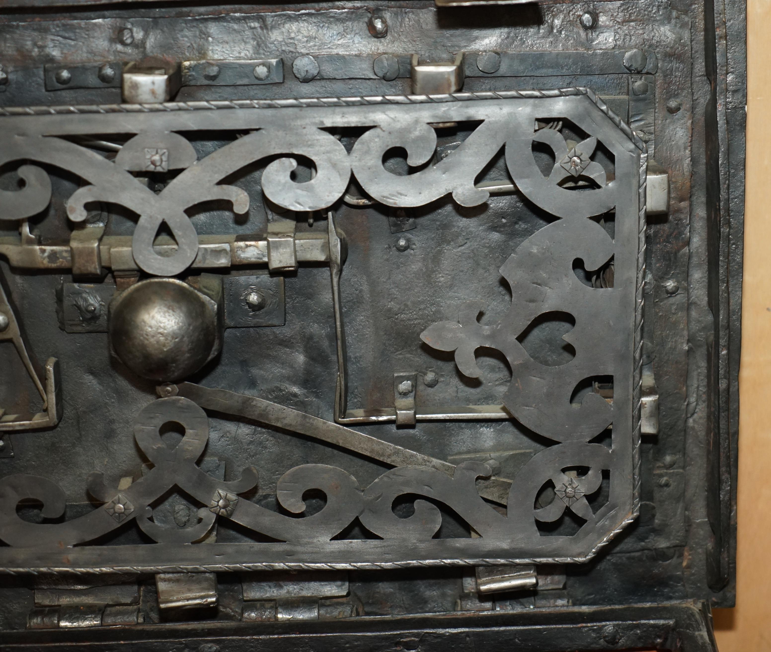 FINE EARLY 17TH CENTURY GERMAN WROUGHT IRON SAFE CHEST TRUNK WiTH ORIGINAL KEY For Sale 10