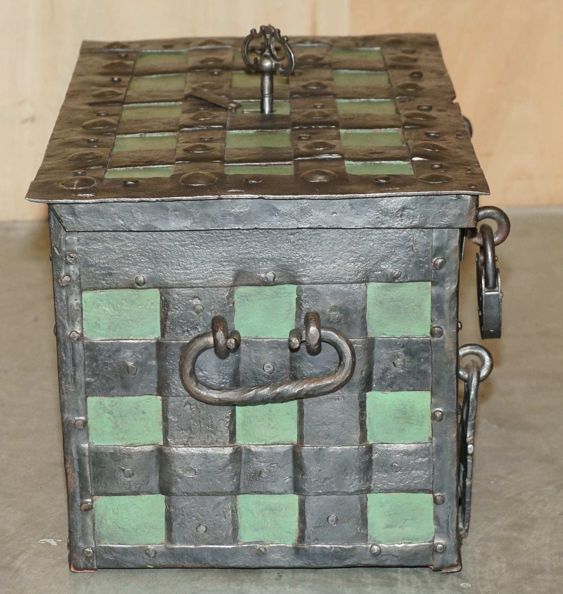 FINE EARLY 17TH CENTURY GERMAN WROUGHT IRON SAFE CHEST TRUNK WiTH ORIGINAL KEY For Sale 1