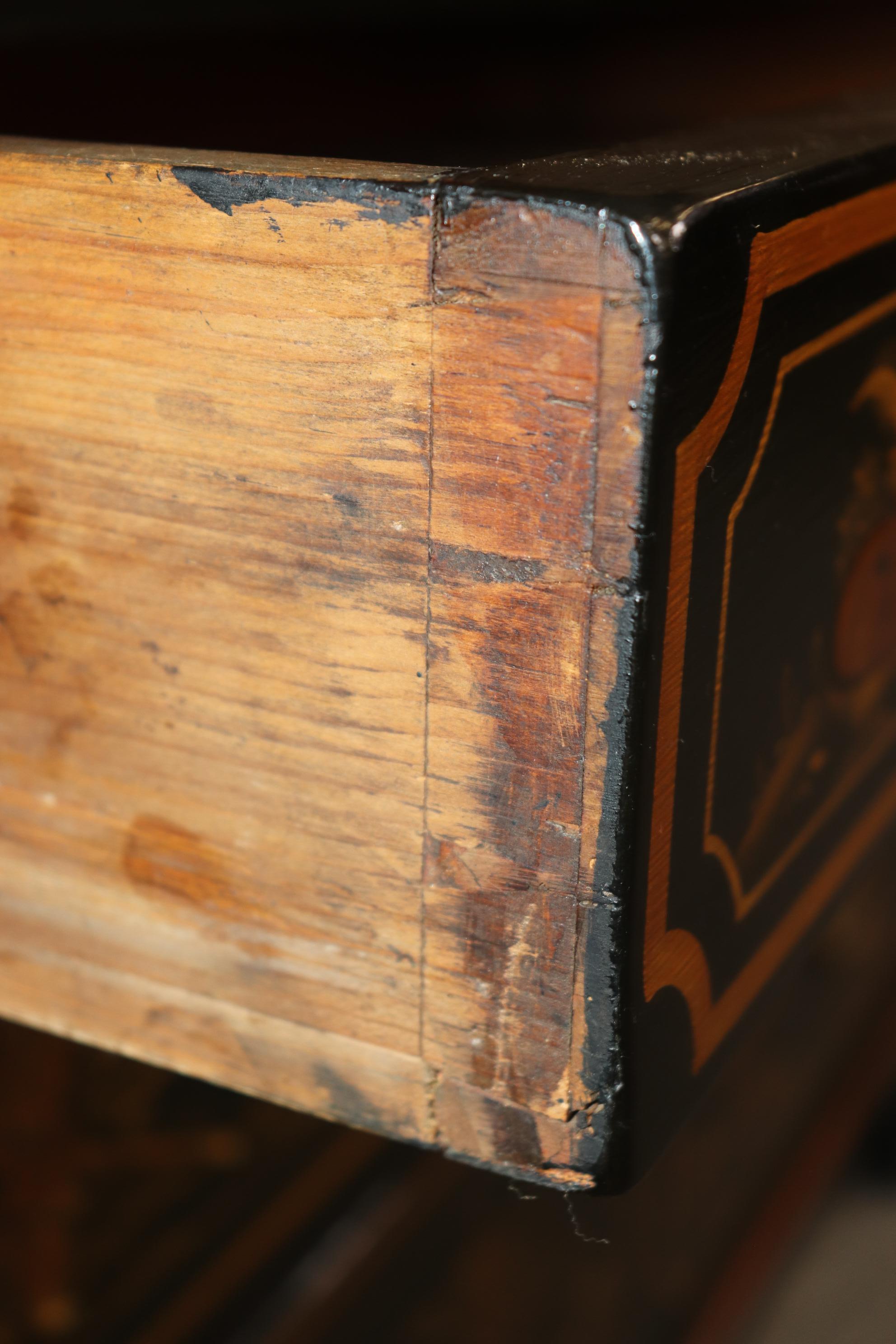Fine early 1800s Era English Georgian Chinoiserie Paint Decorated Secretary Desk In Good Condition In Swedesboro, NJ