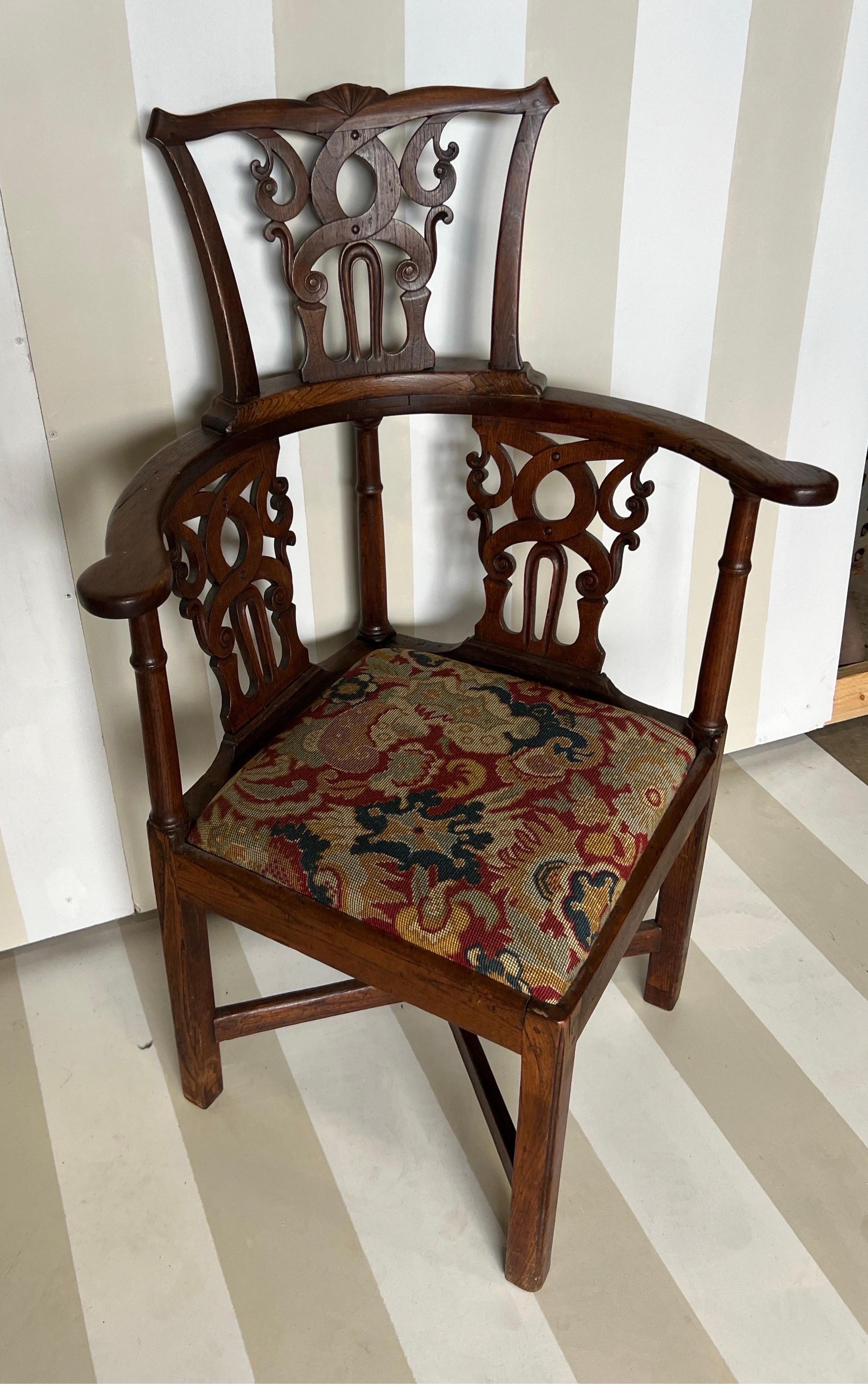English Fine Early 18th Century Georgian Carved Oak and Elm Corner Chair