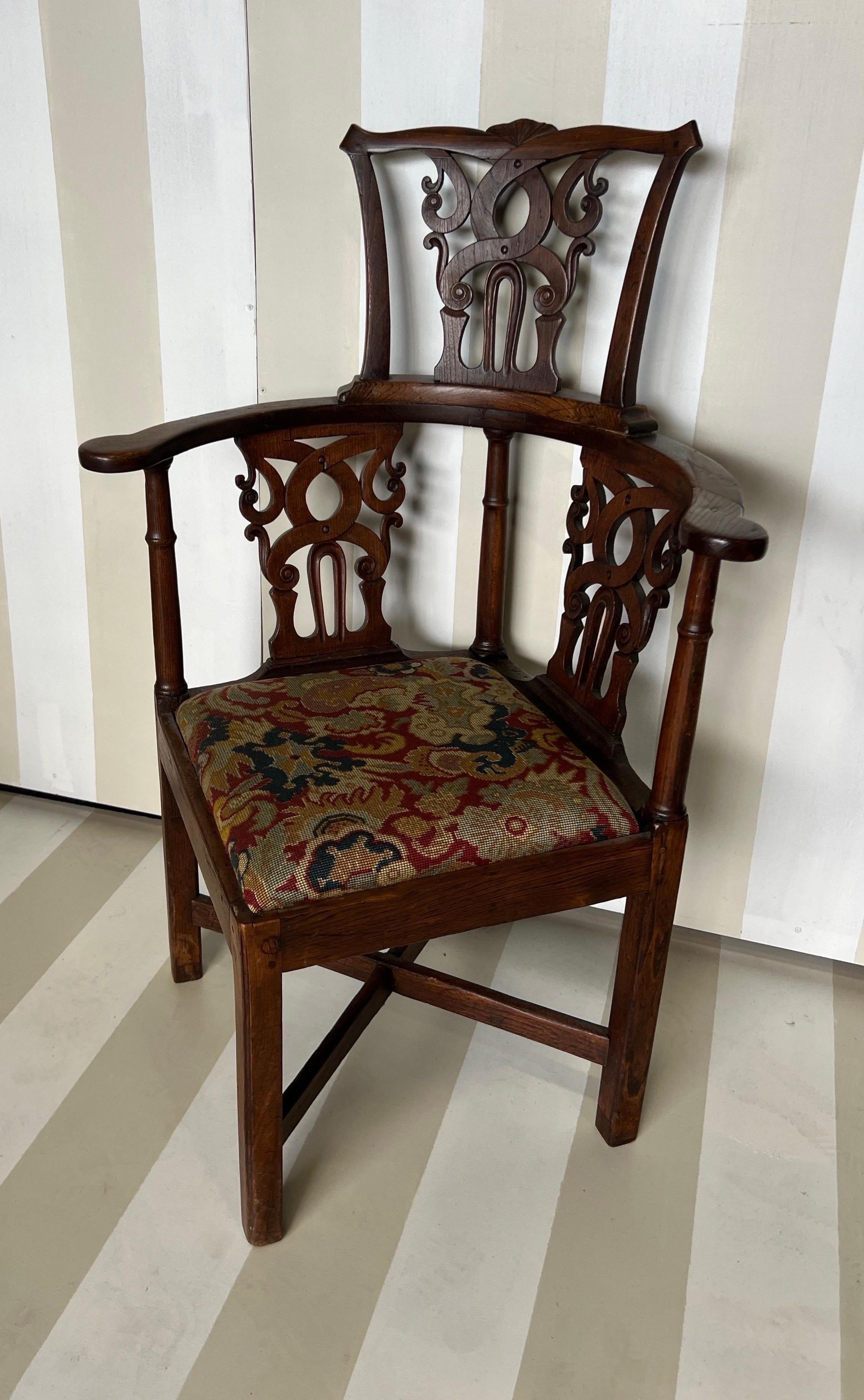 Fine Early 18th Century Georgian Carved Oak and Elm Corner Chair In Good Condition In Richmond, VA