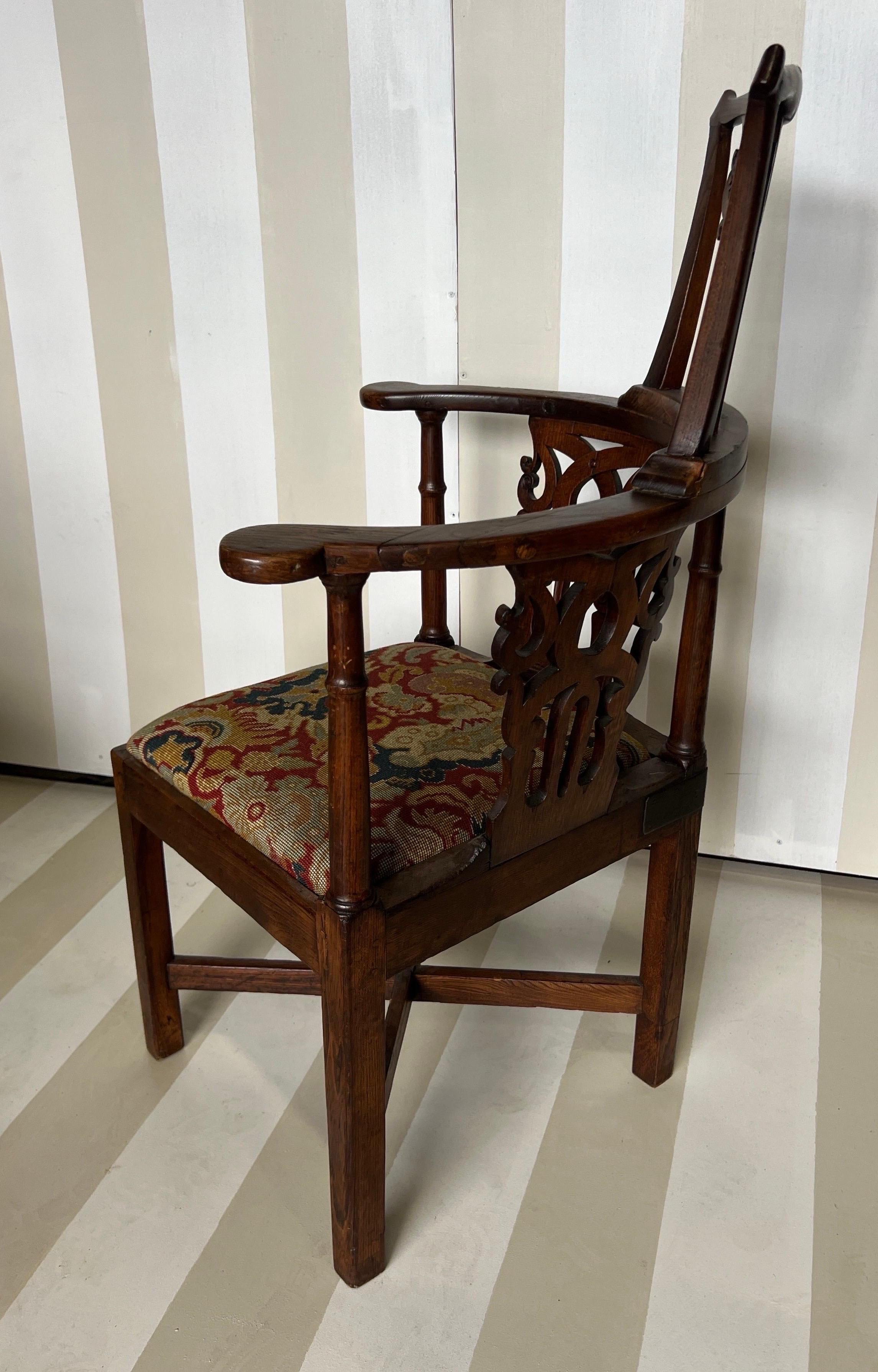 Fine Early 18th Century Georgian Carved Oak and Elm Corner Chair 1