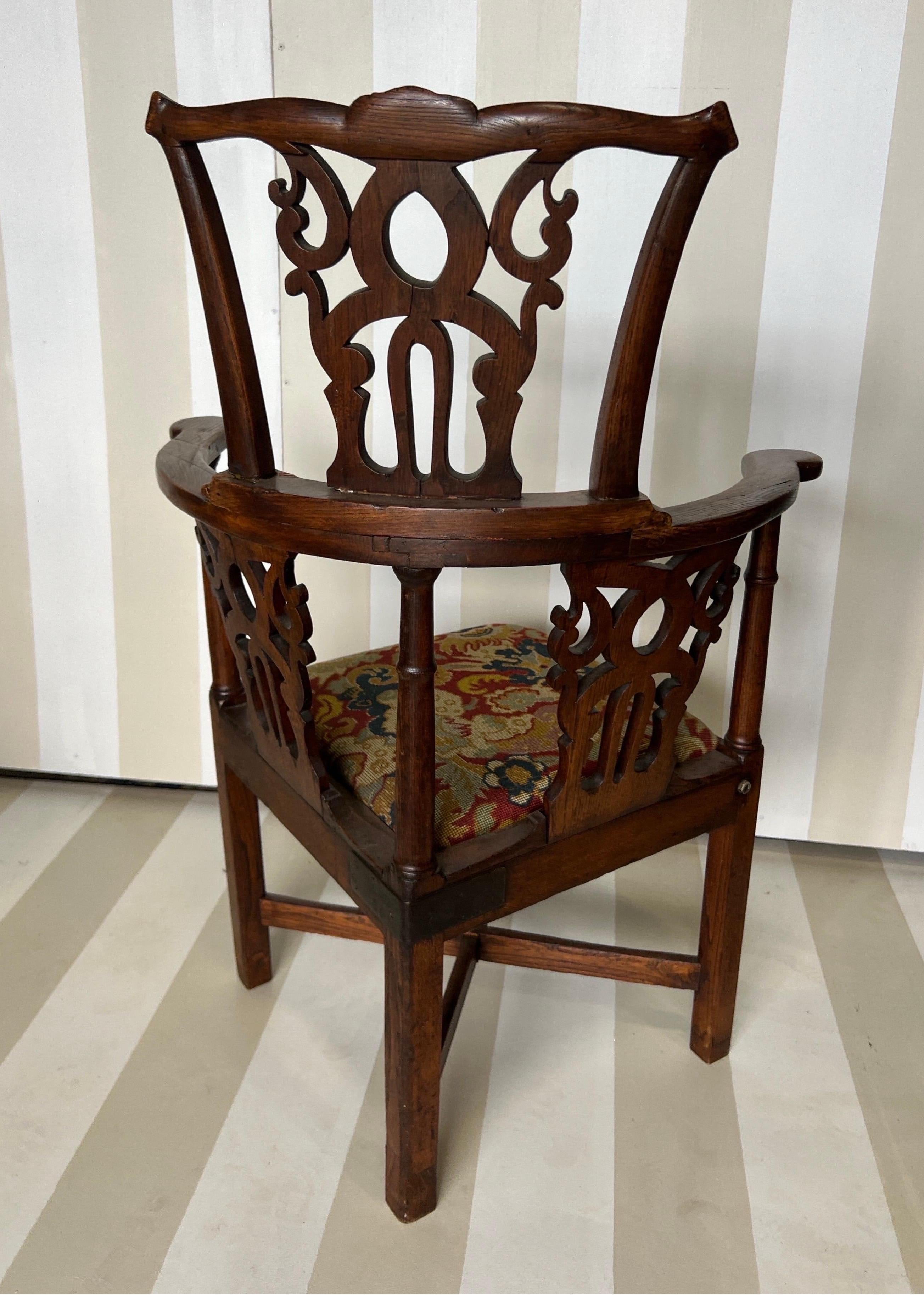 Fine Early 18th Century Georgian Carved Oak and Elm Corner Chair 2