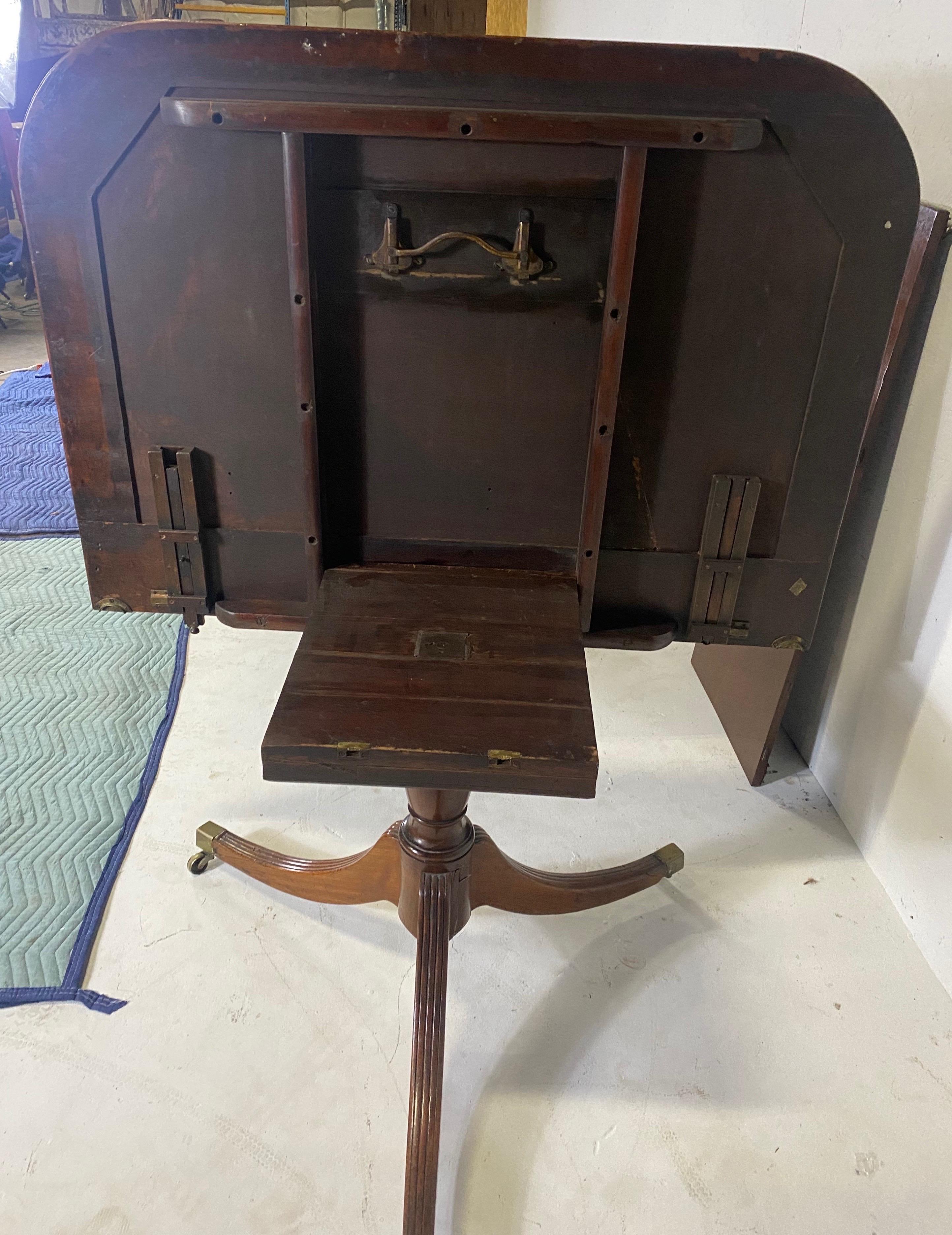 Fine Early 19th Century English Mahogany Triple Pedestal Dining Table 6