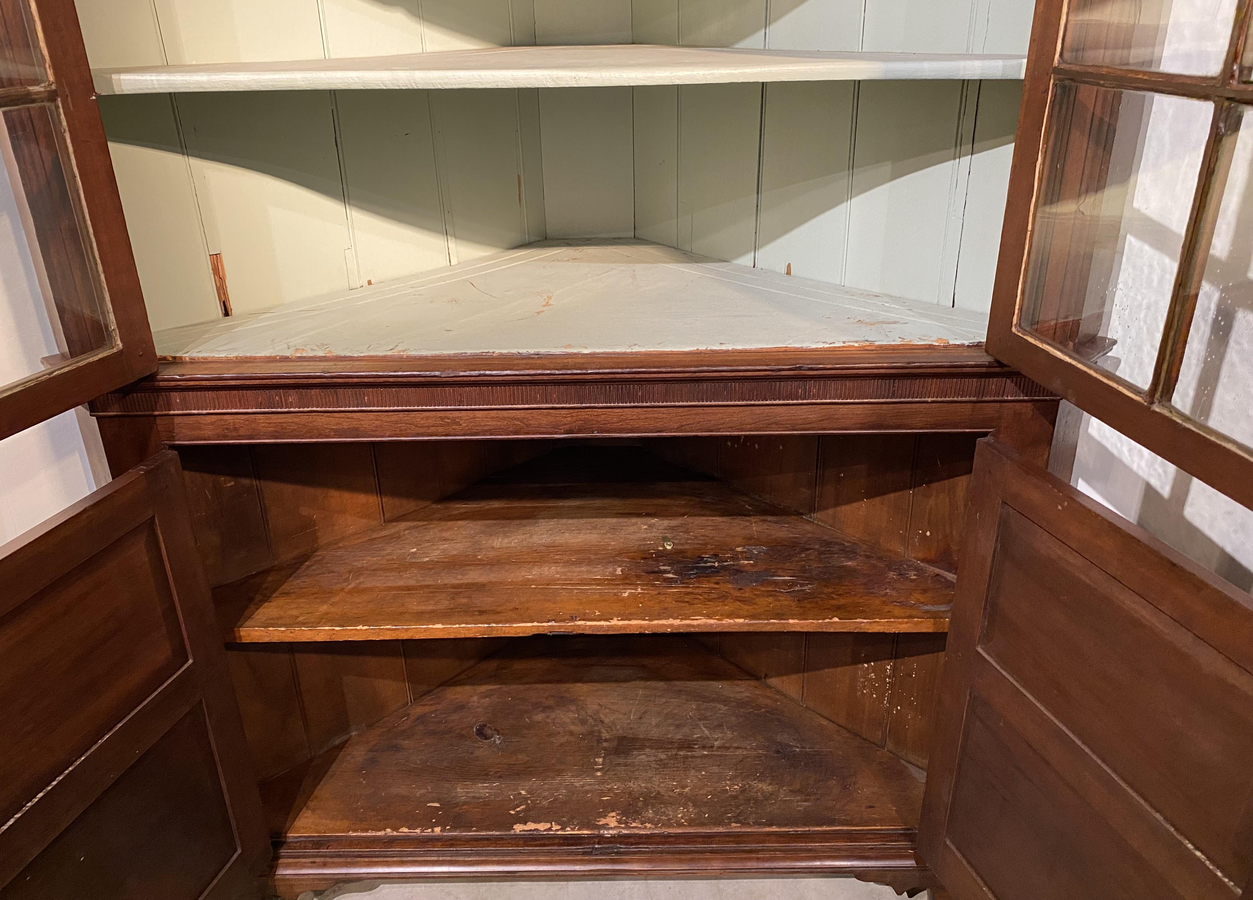 Raffinata credenza ad angolo con anta ad arco di Feder Mid Atlantic dell'inizio del 19° secolo in vendita 2