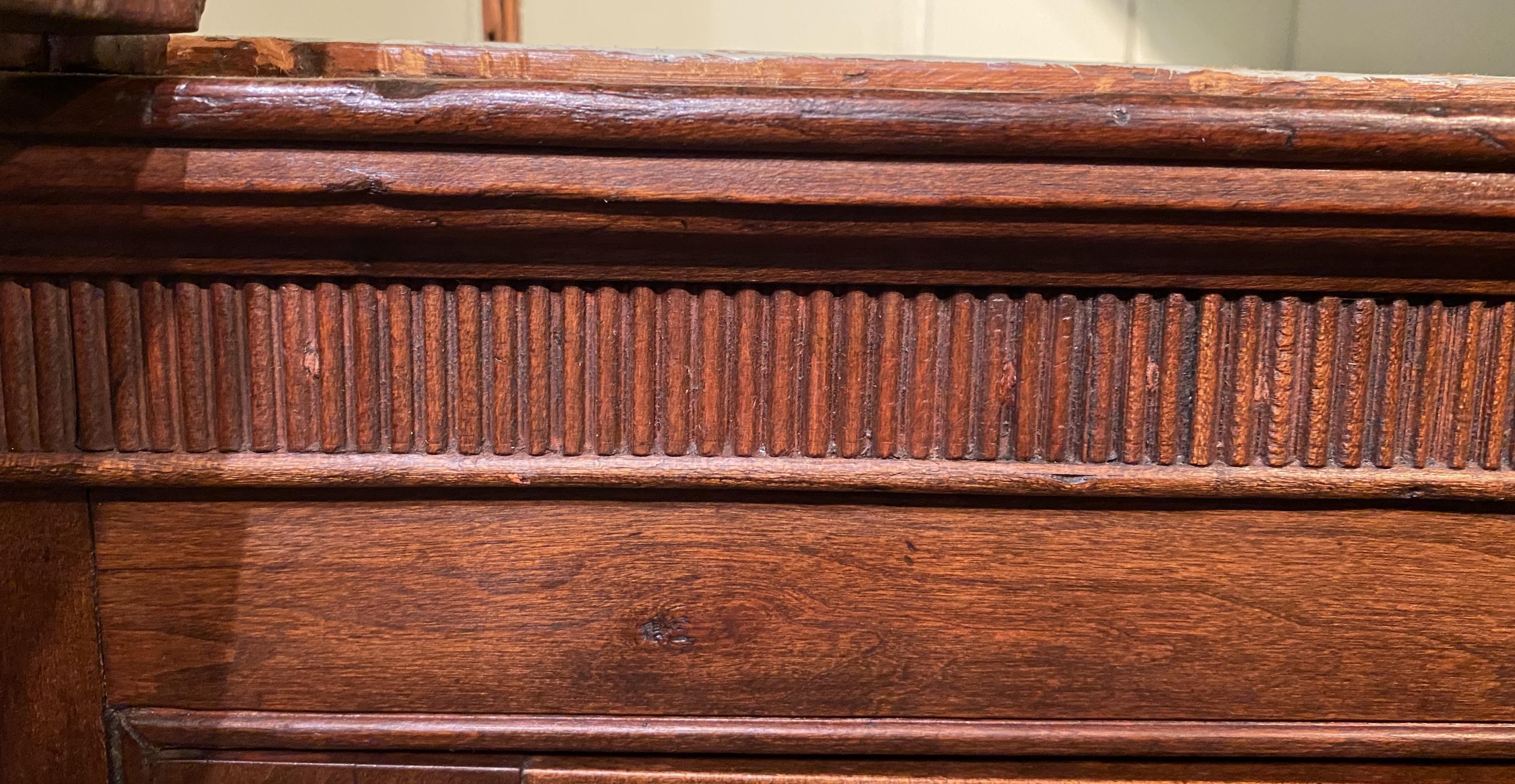 Raffinata credenza ad angolo con anta ad arco di Feder Mid Atlantic dell'inizio del 19° secolo in vendita 4