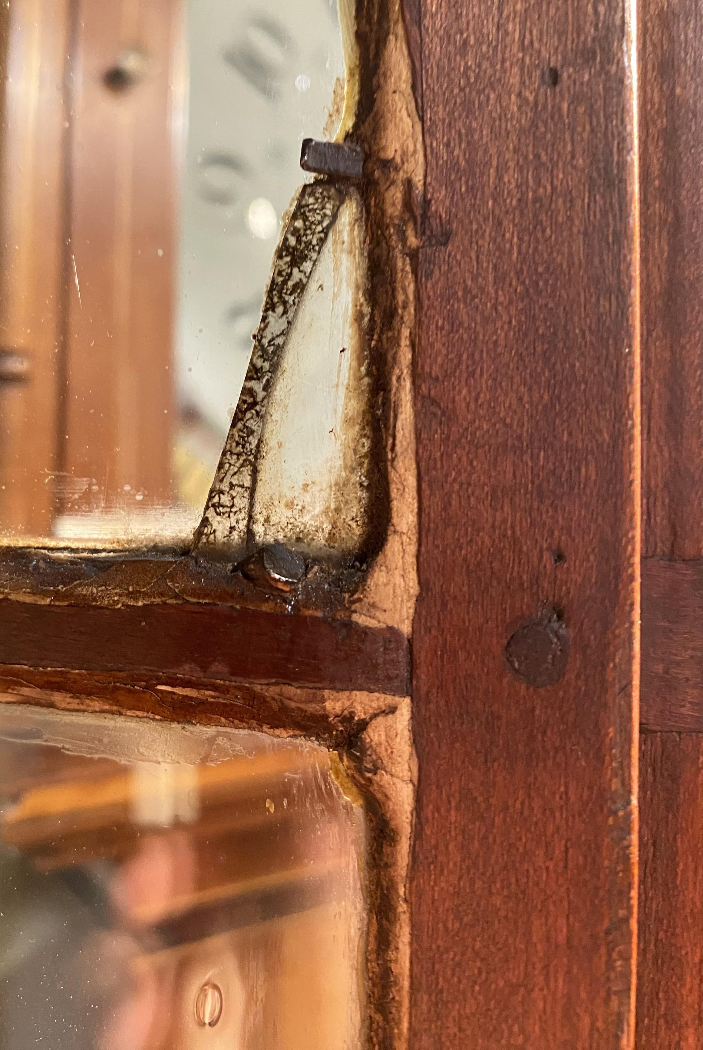 Raffinata credenza ad angolo con anta ad arco di Feder Mid Atlantic dell'inizio del 19° secolo in vendita 6