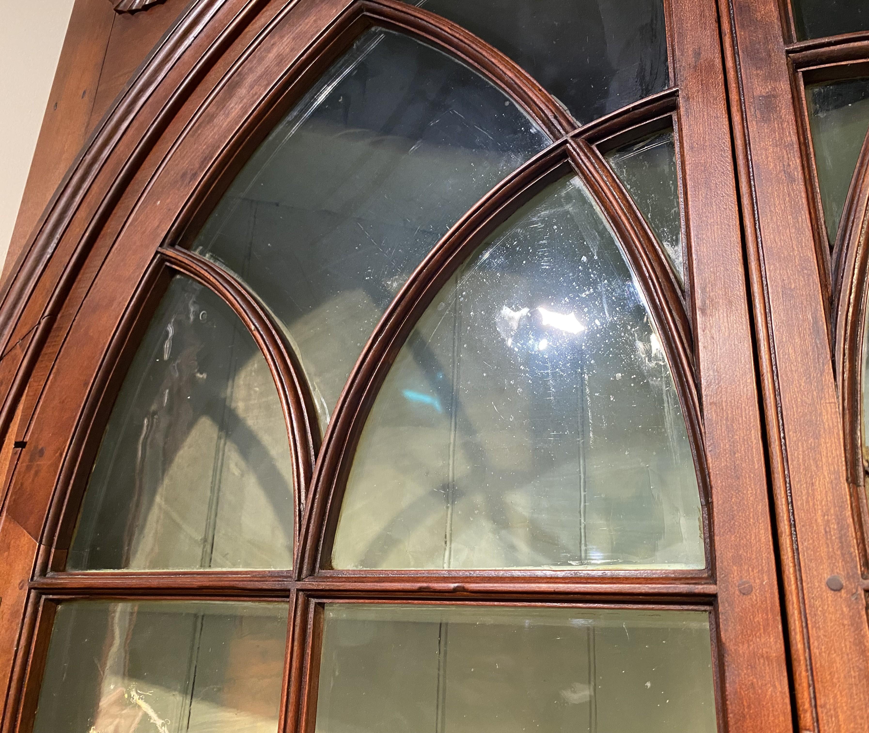 Raffinata credenza ad angolo con anta ad arco di Feder Mid Atlantic dell'inizio del 19° secolo in vendita 7