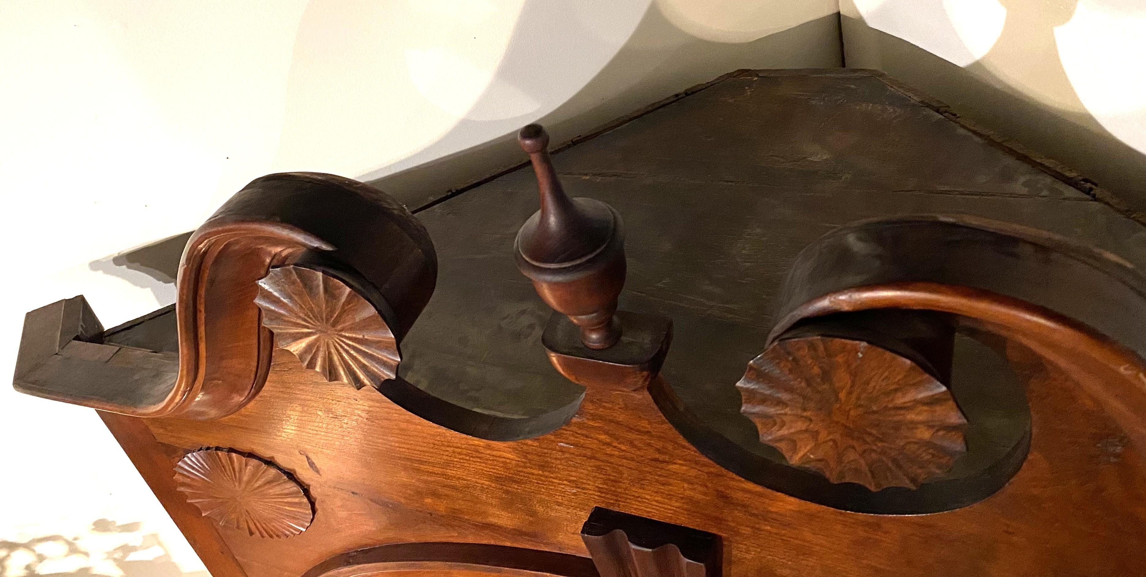Raffinata credenza ad angolo con anta ad arco di Feder Mid Atlantic dell'inizio del 19° secolo in vendita 9