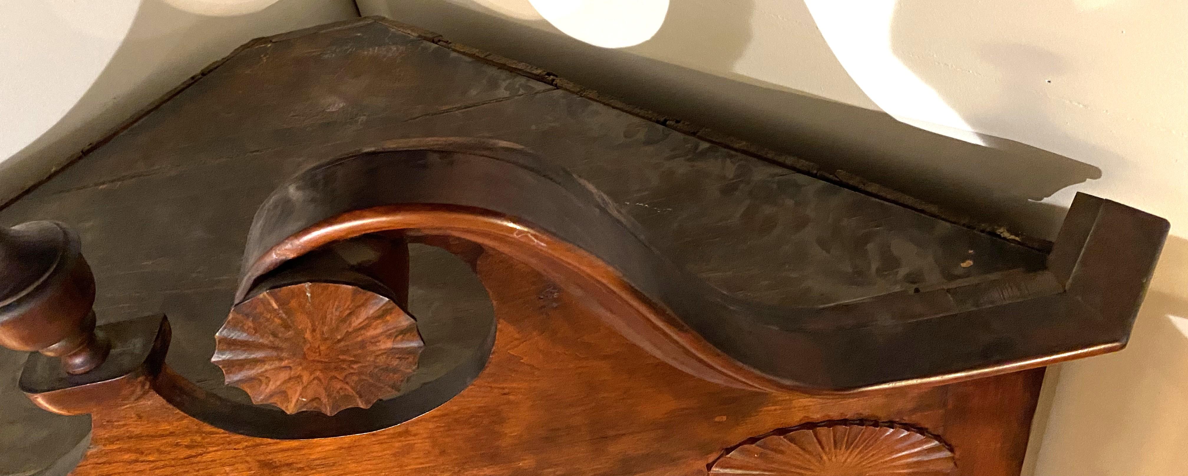 Raffinata credenza ad angolo con anta ad arco di Feder Mid Atlantic dell'inizio del 19° secolo in vendita 10