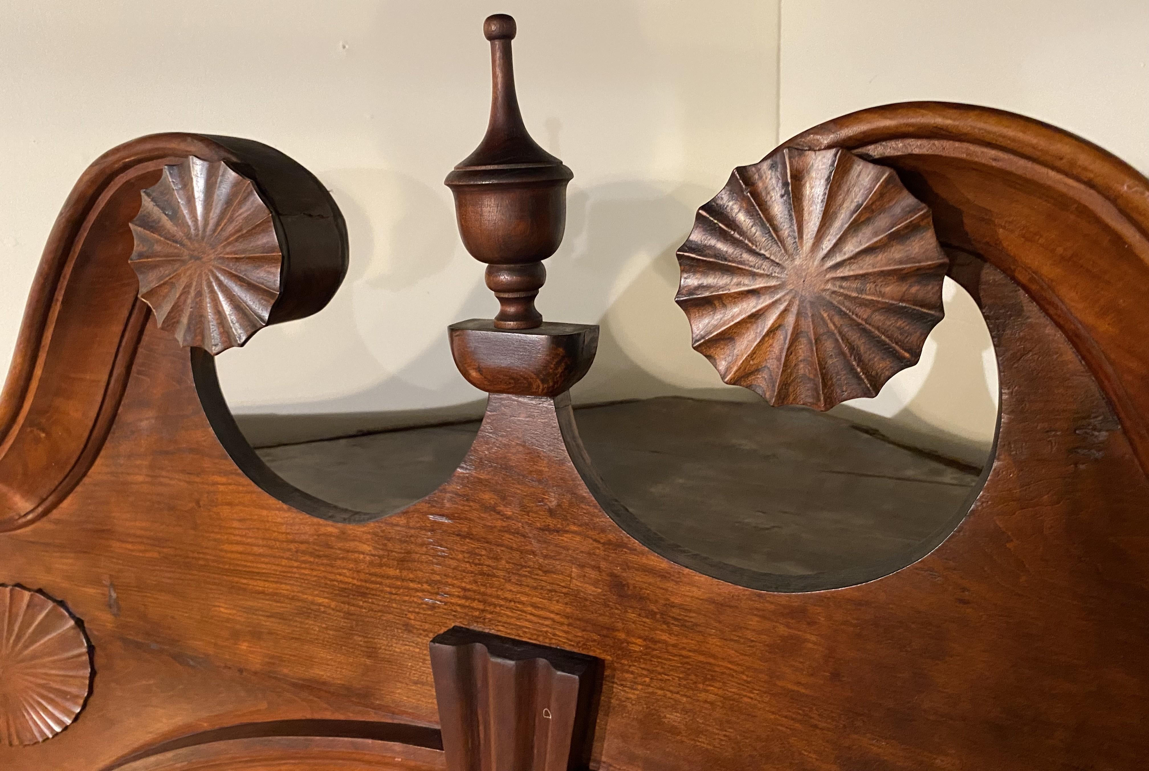 Raffinata credenza ad angolo con anta ad arco di Feder Mid Atlantic dell'inizio del 19° secolo in vendita 11