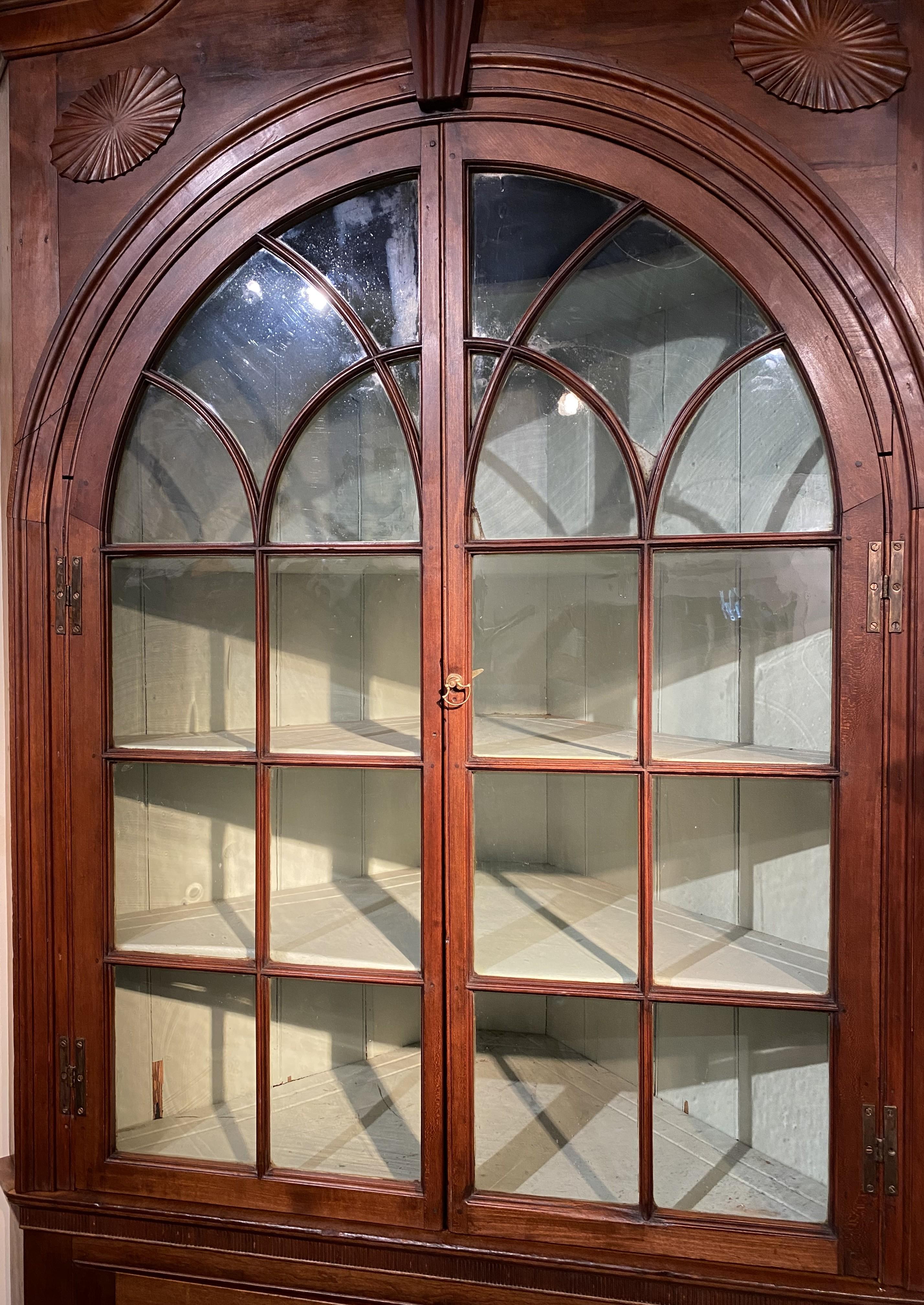 Federale Raffinata credenza ad angolo con anta ad arco di Feder Mid Atlantic dell'inizio del 19° secolo in vendita