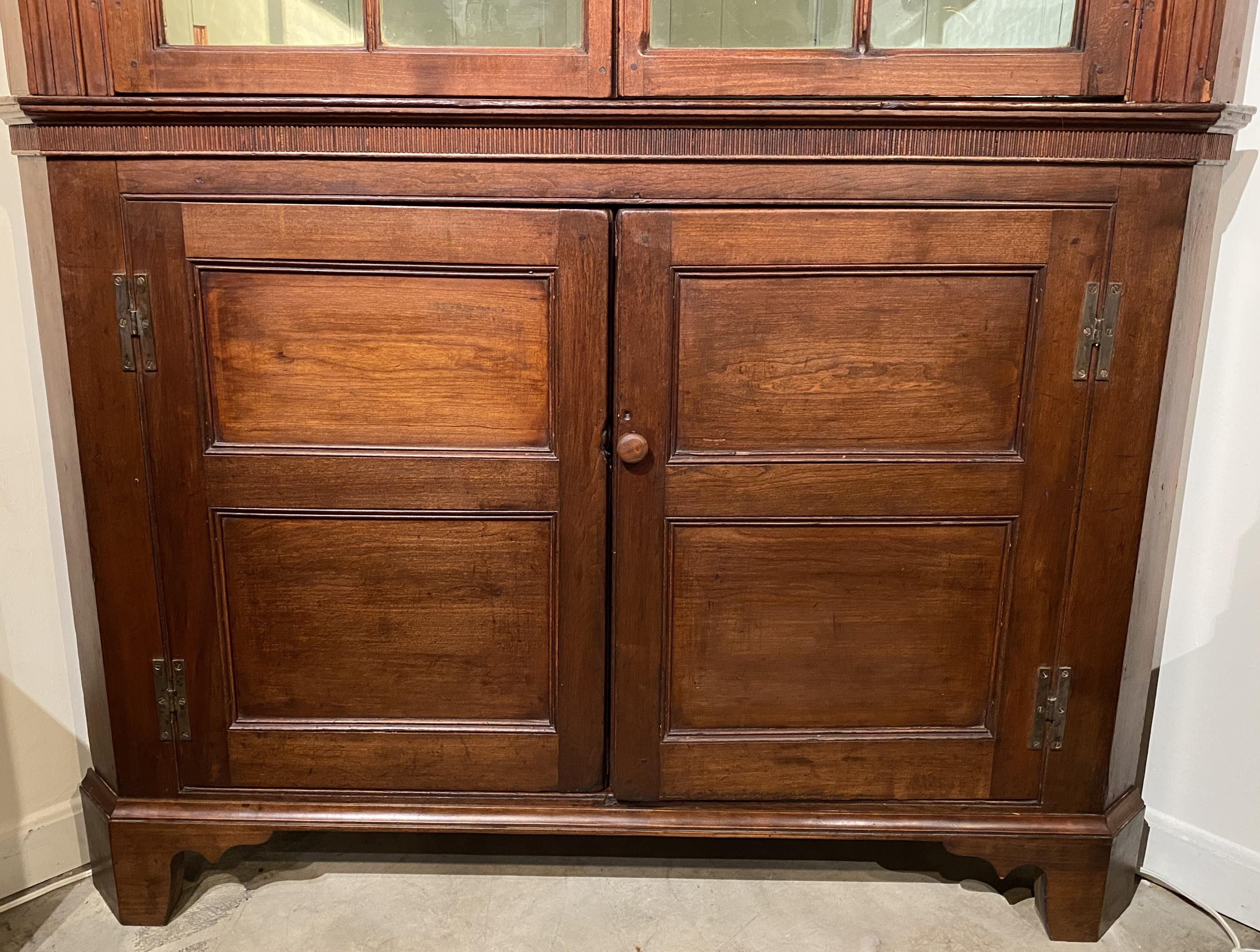 Americano Raffinata credenza ad angolo con anta ad arco di Feder Mid Atlantic dell'inizio del 19° secolo in vendita