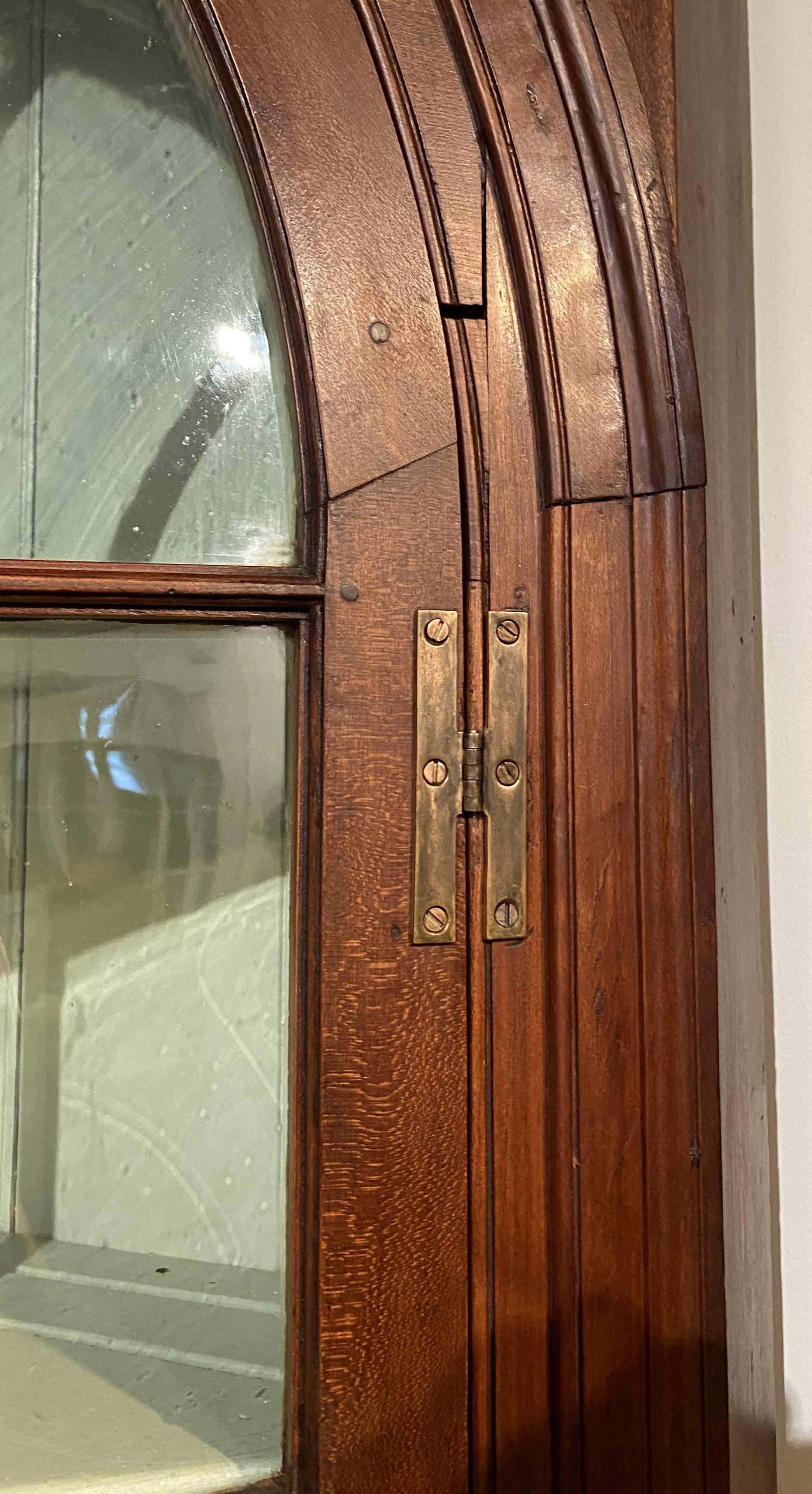 Intagliato a mano Raffinata credenza ad angolo con anta ad arco di Feder Mid Atlantic dell'inizio del 19° secolo in vendita