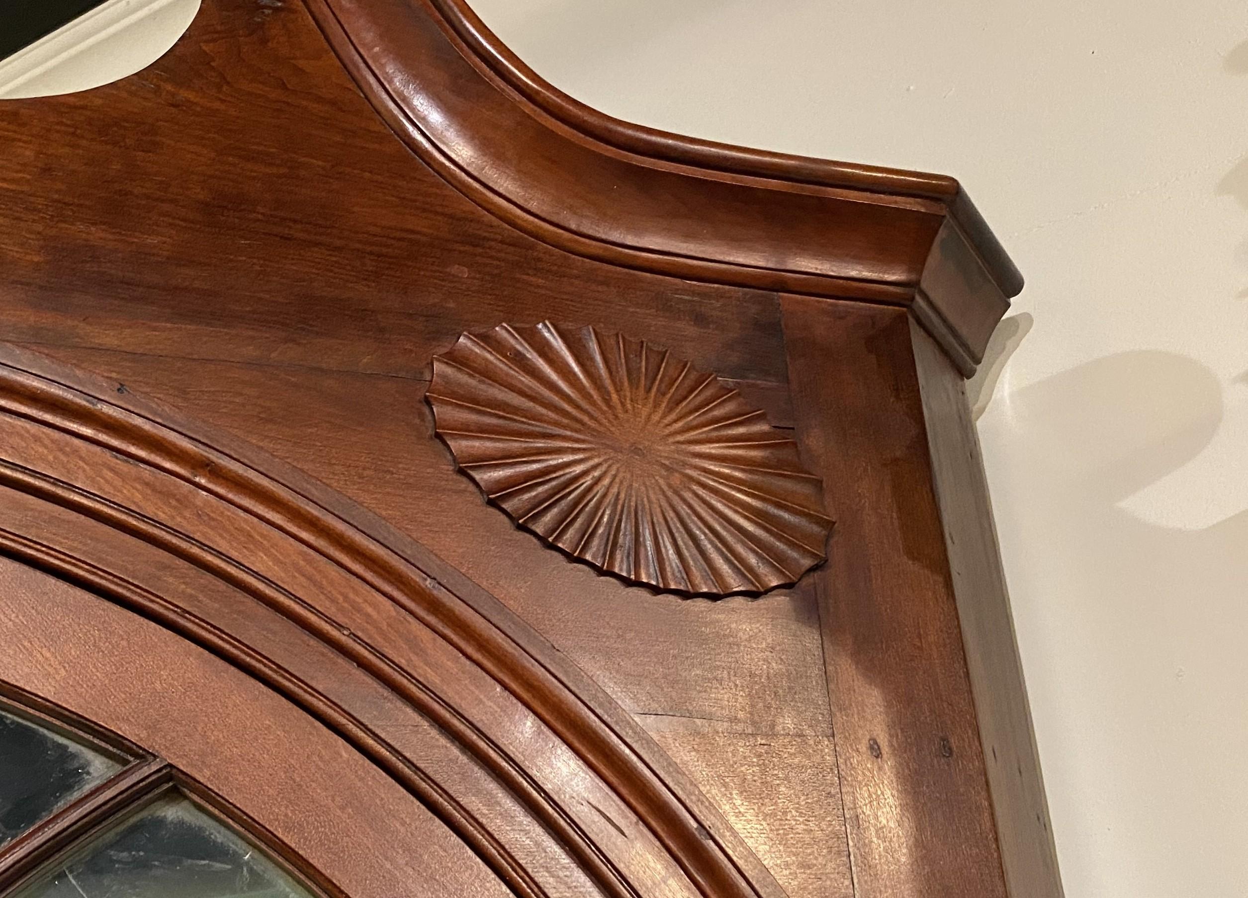 Raffinata credenza ad angolo con anta ad arco di Feder Mid Atlantic dell'inizio del 19° secolo In condizioni buone in vendita a Milford, NH