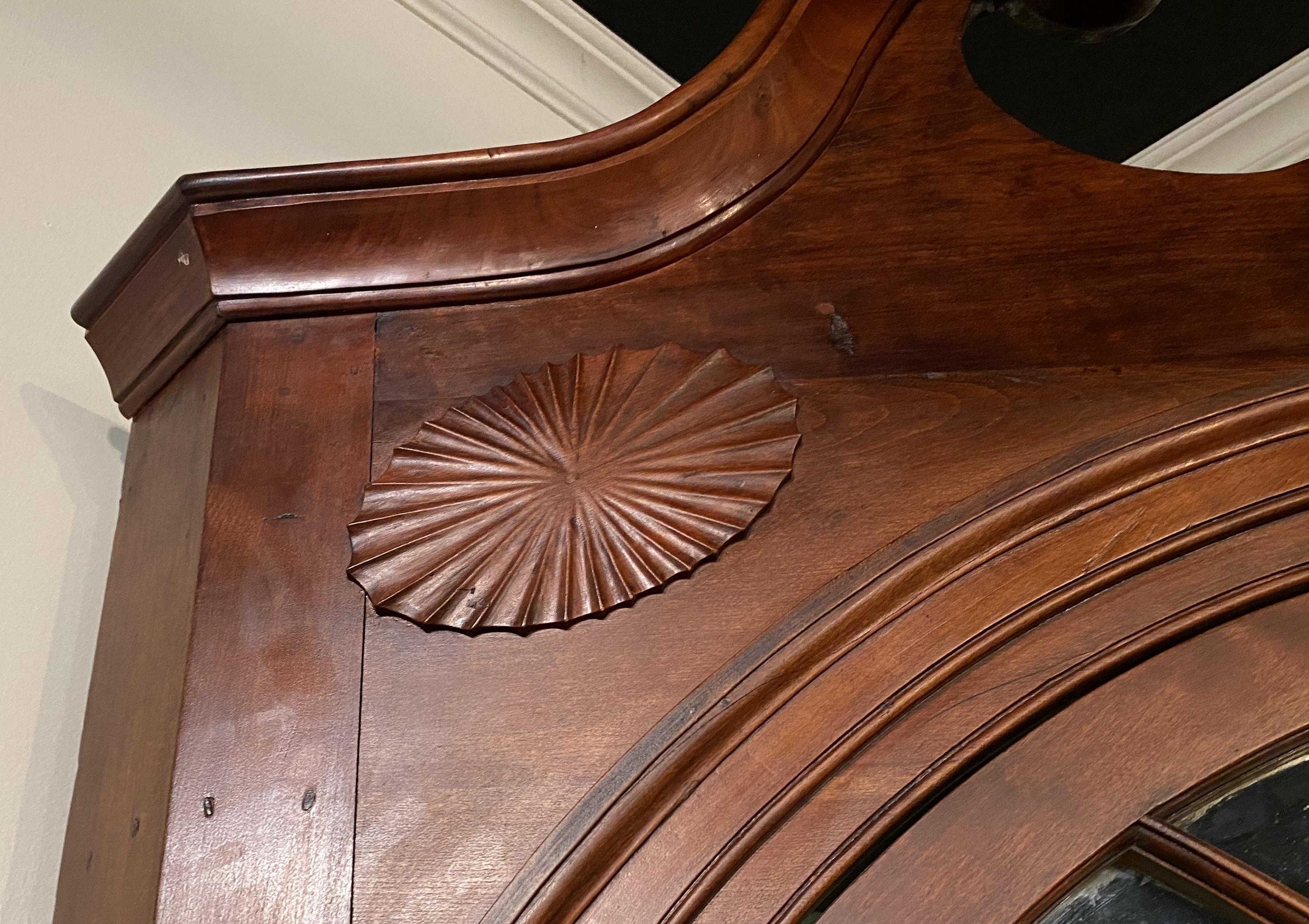 Inizio XIX secolo Raffinata credenza ad angolo con anta ad arco di Feder Mid Atlantic dell'inizio del 19° secolo in vendita
