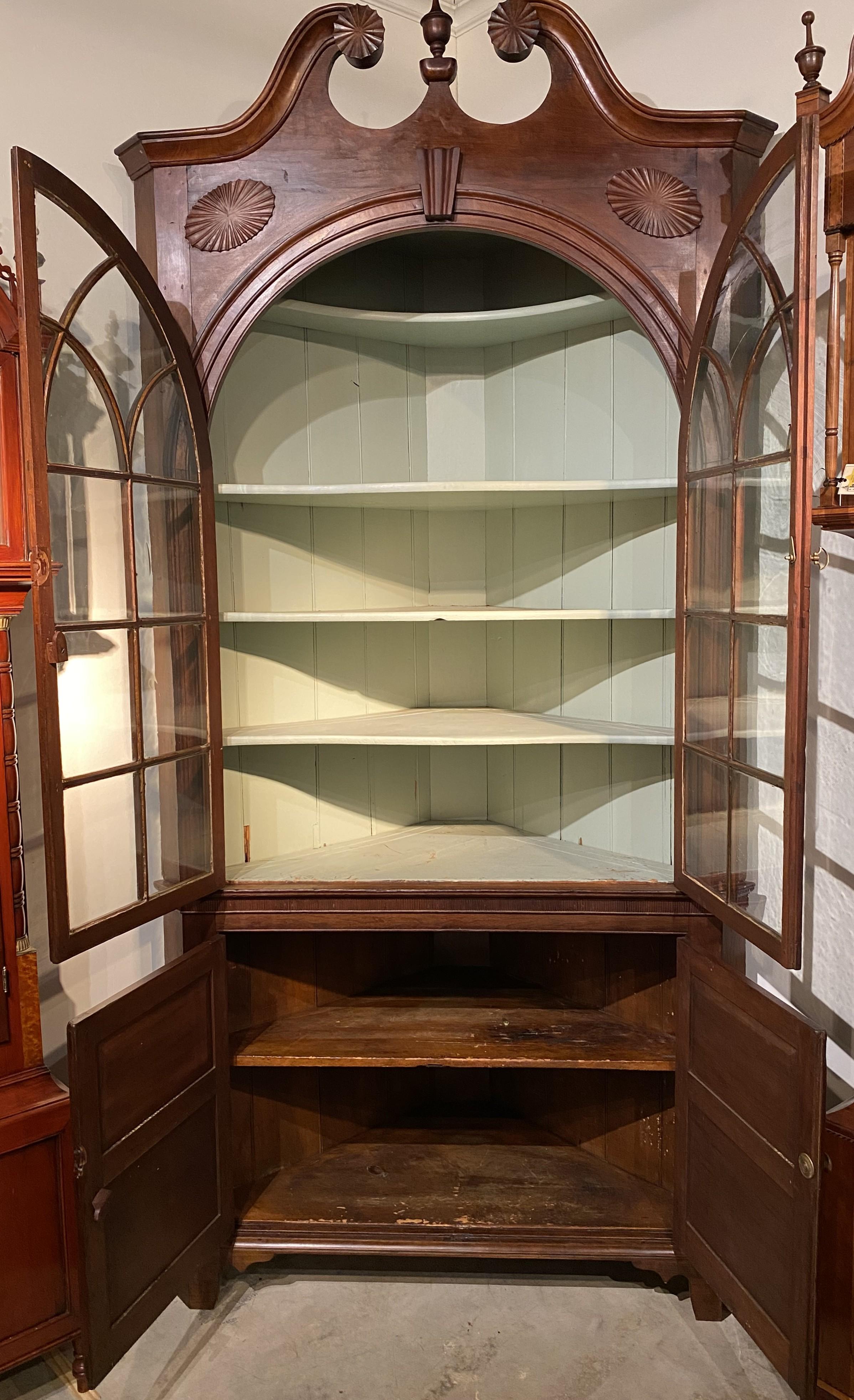 Ottone Raffinata credenza ad angolo con anta ad arco di Feder Mid Atlantic dell'inizio del 19° secolo in vendita