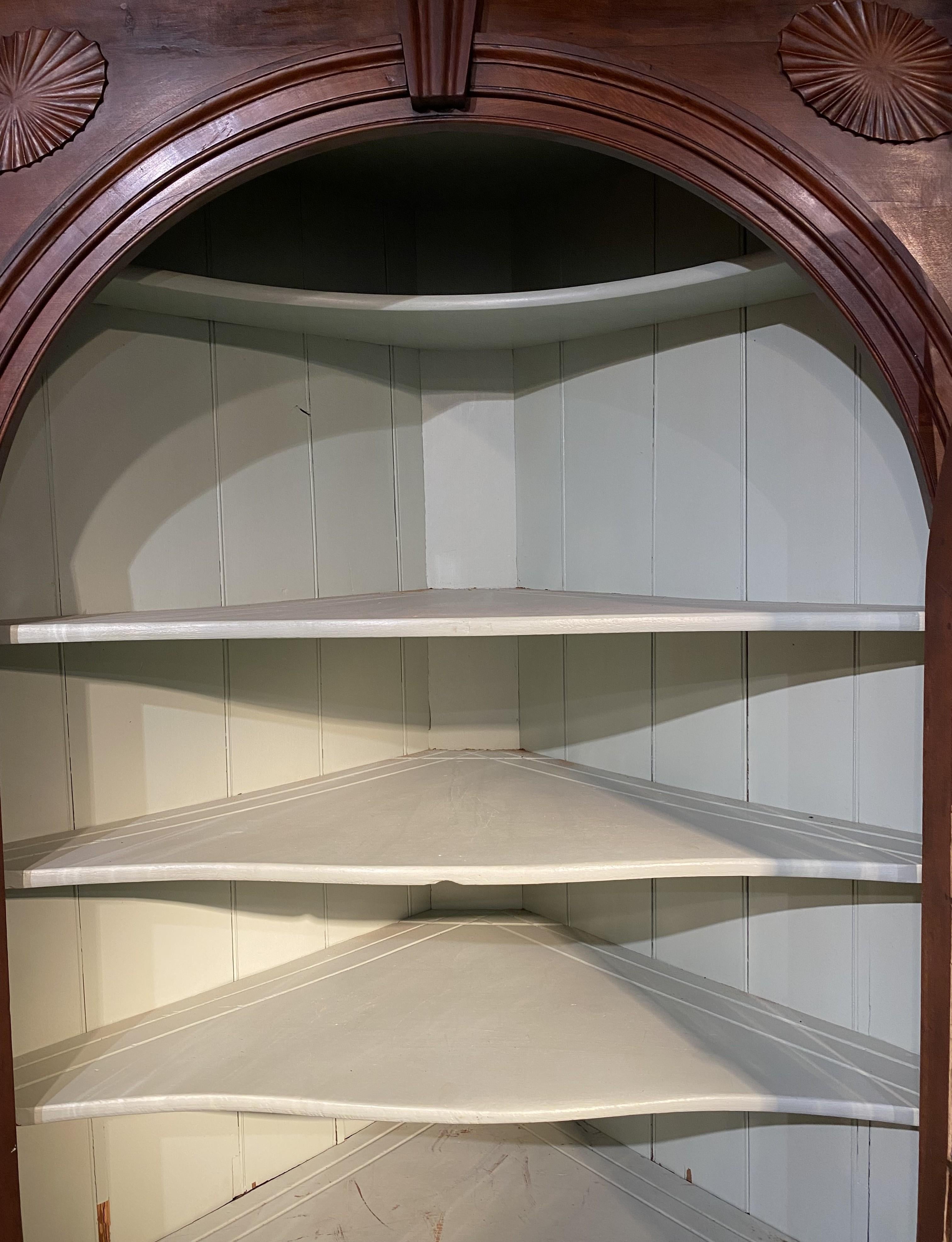 Raffinata credenza ad angolo con anta ad arco di Feder Mid Atlantic dell'inizio del 19° secolo in vendita 1