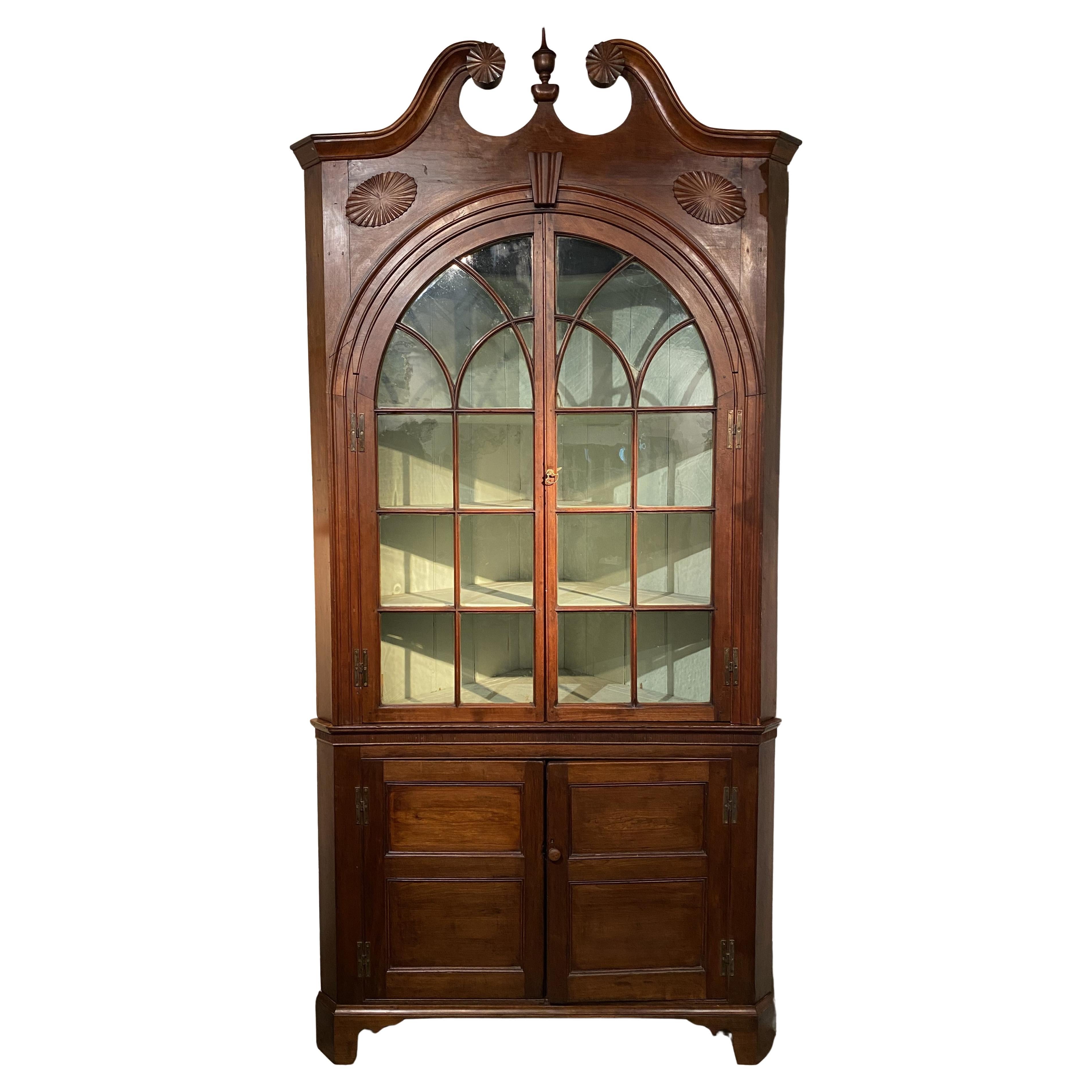 Raffinata credenza ad angolo con anta ad arco di Feder Mid Atlantic dell'inizio del 19° secolo in vendita