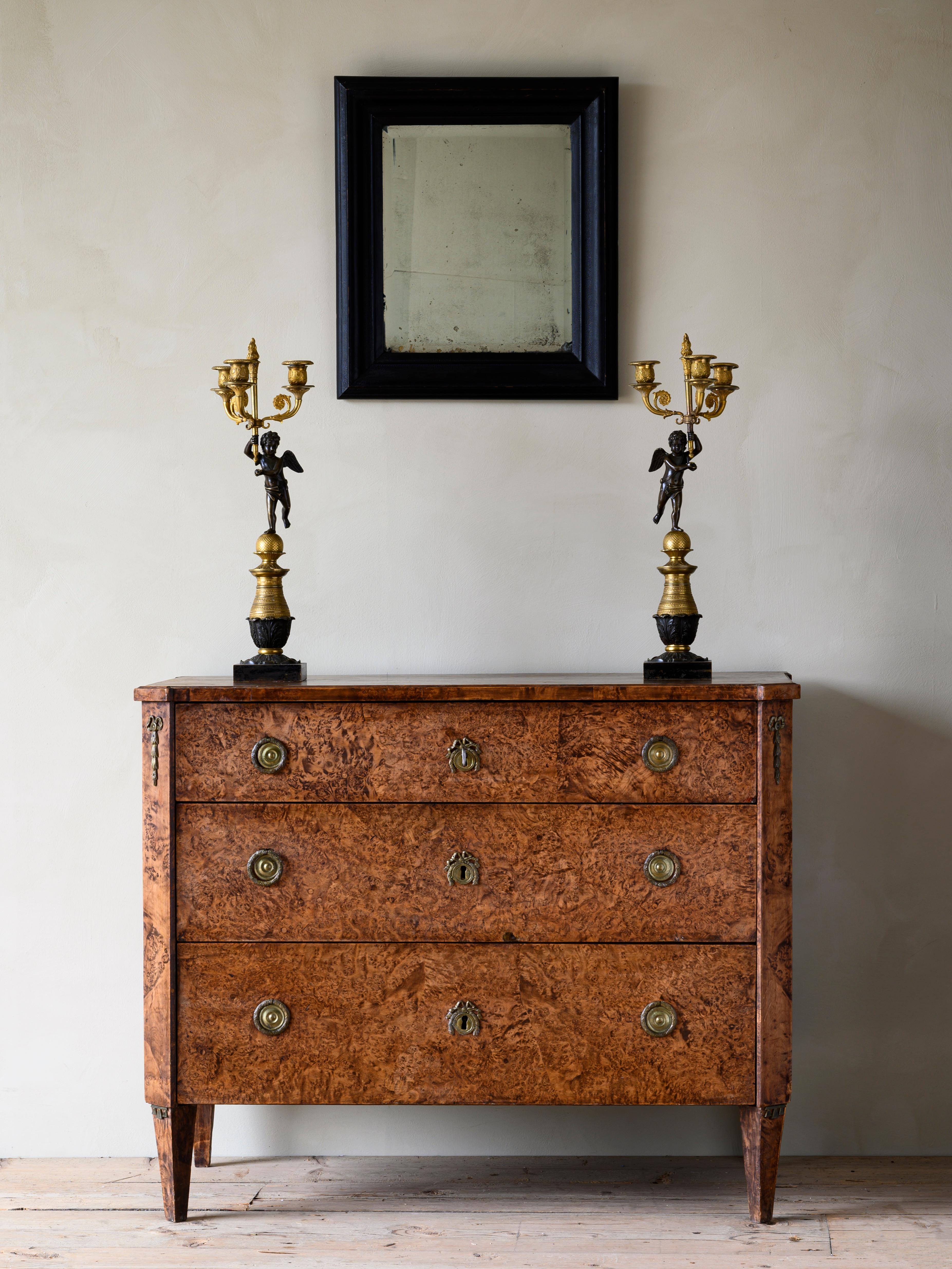 Fine 18th century Gustavian chest of drawers in alder root veneer in its original condition with good subtle patination, circa 1800.

Good condition with wear consistent with age and use. Structurally good and sturdy. A detailed condition report