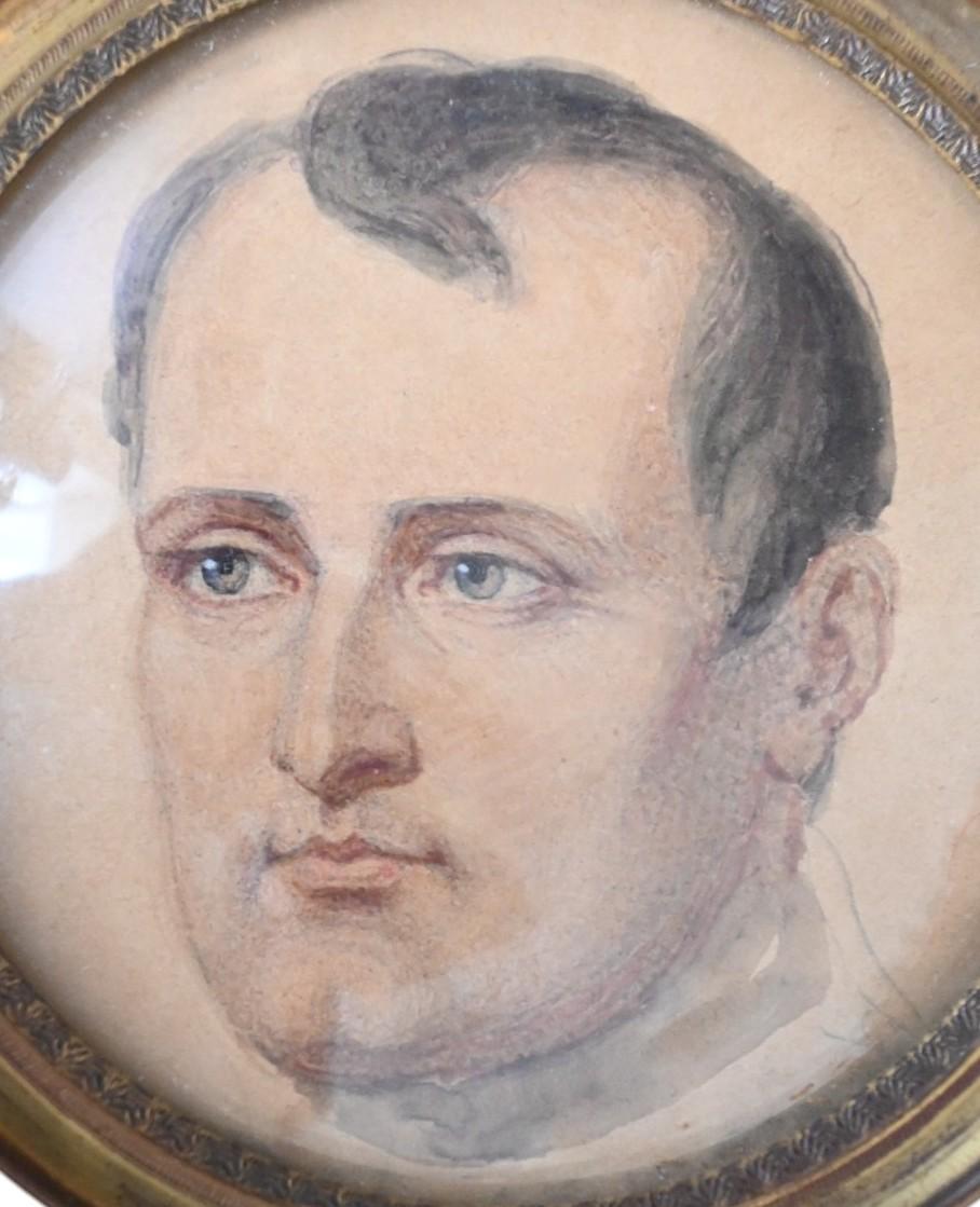 Feine Porträtminiatur von Napoleon Bonaparte aus dem frühen 19. Jahrhundert
Aquarell auf Papier  Original Periodenrahmen

Eine stimmungsvolle und fein ausgeführte Porträtminiatur aus dem frühen 19. Jahrhundert, die Kaiser Napoleon Bonaparte