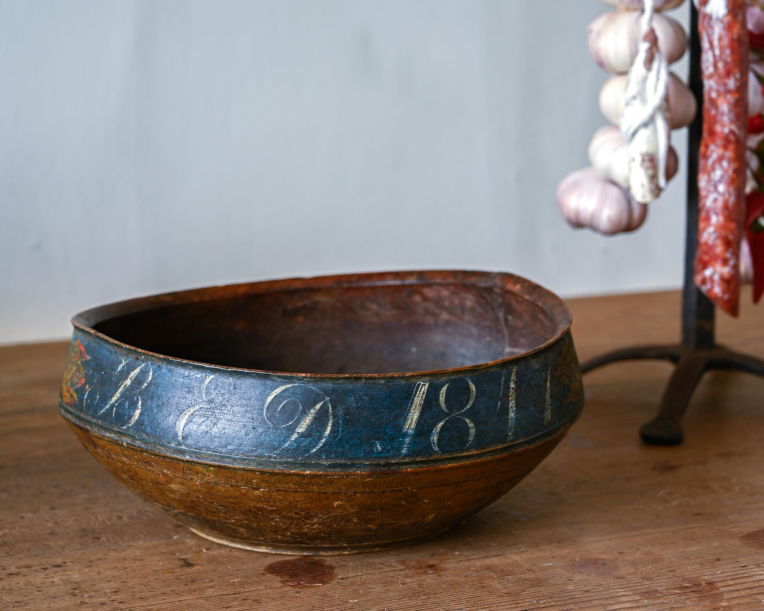 Fine Early 19th Century Swedish Folk Art Turned Bowl In Good Condition For Sale In Mjöhult, SE