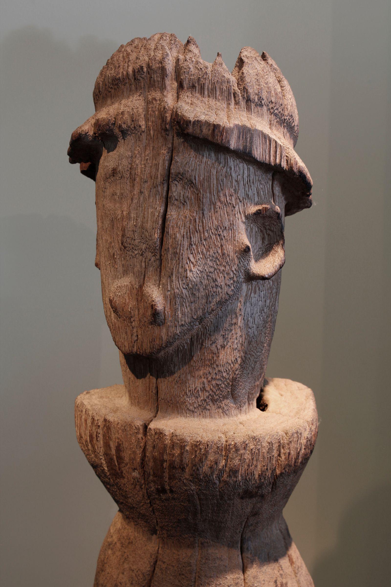 Tribal Fine Early 20th Century Bongo Ancestral Post  For Sale