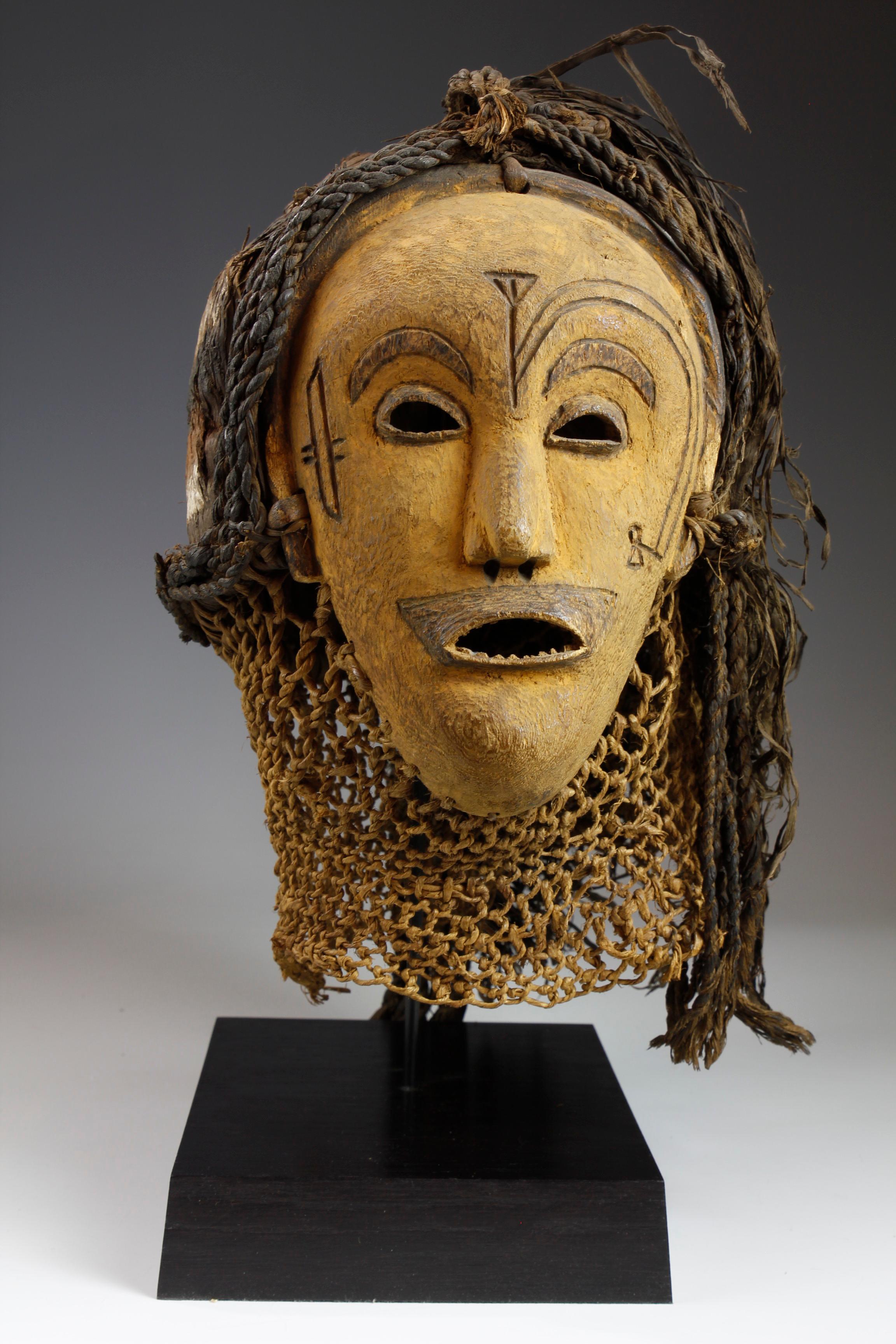 Fine Early 20th Century Chokwe Mask (Ex Afrika Museum Collection) For Sale 2