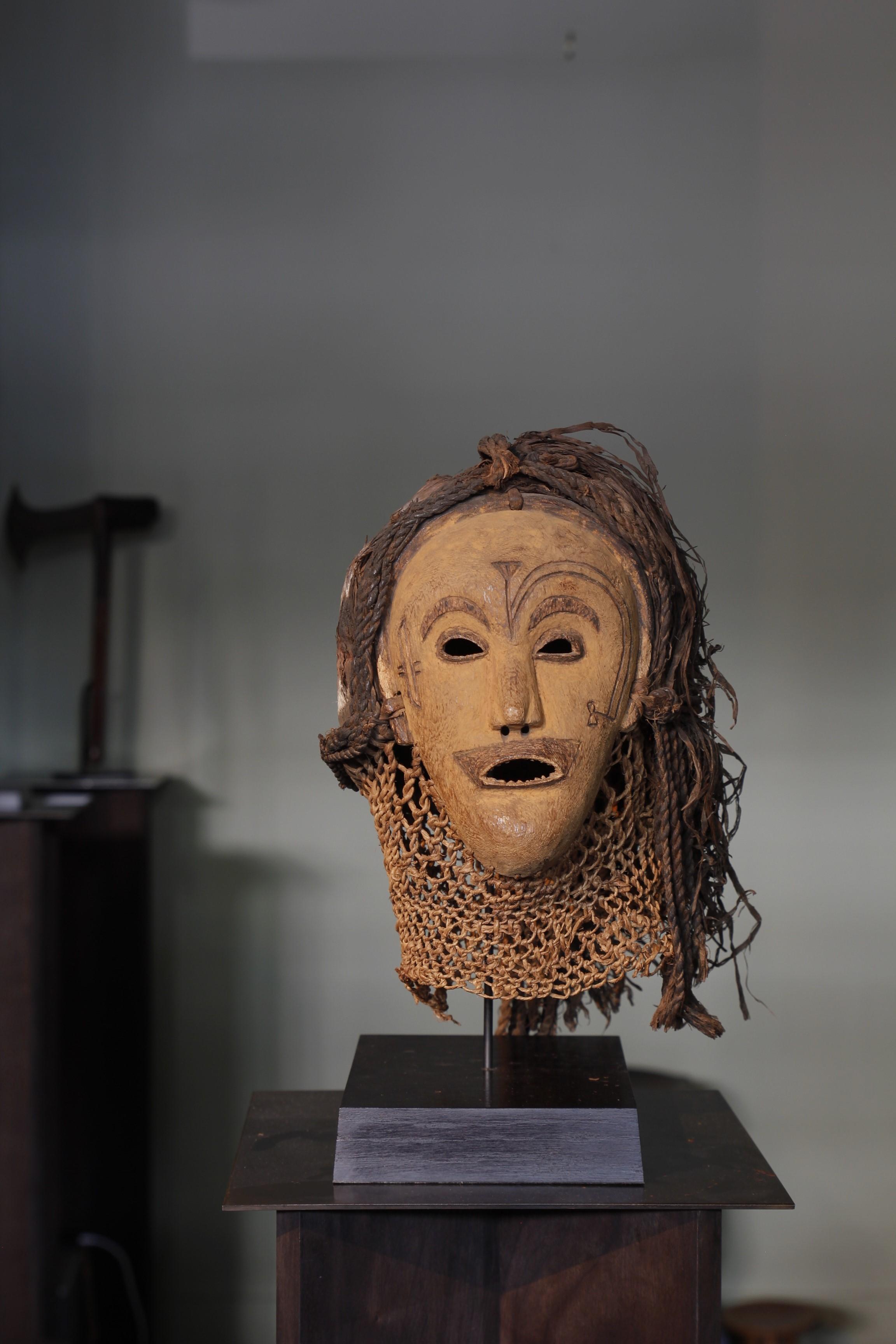 Masque Chokwe du début du 20e siècle (collection du musée Africa) en vente 3