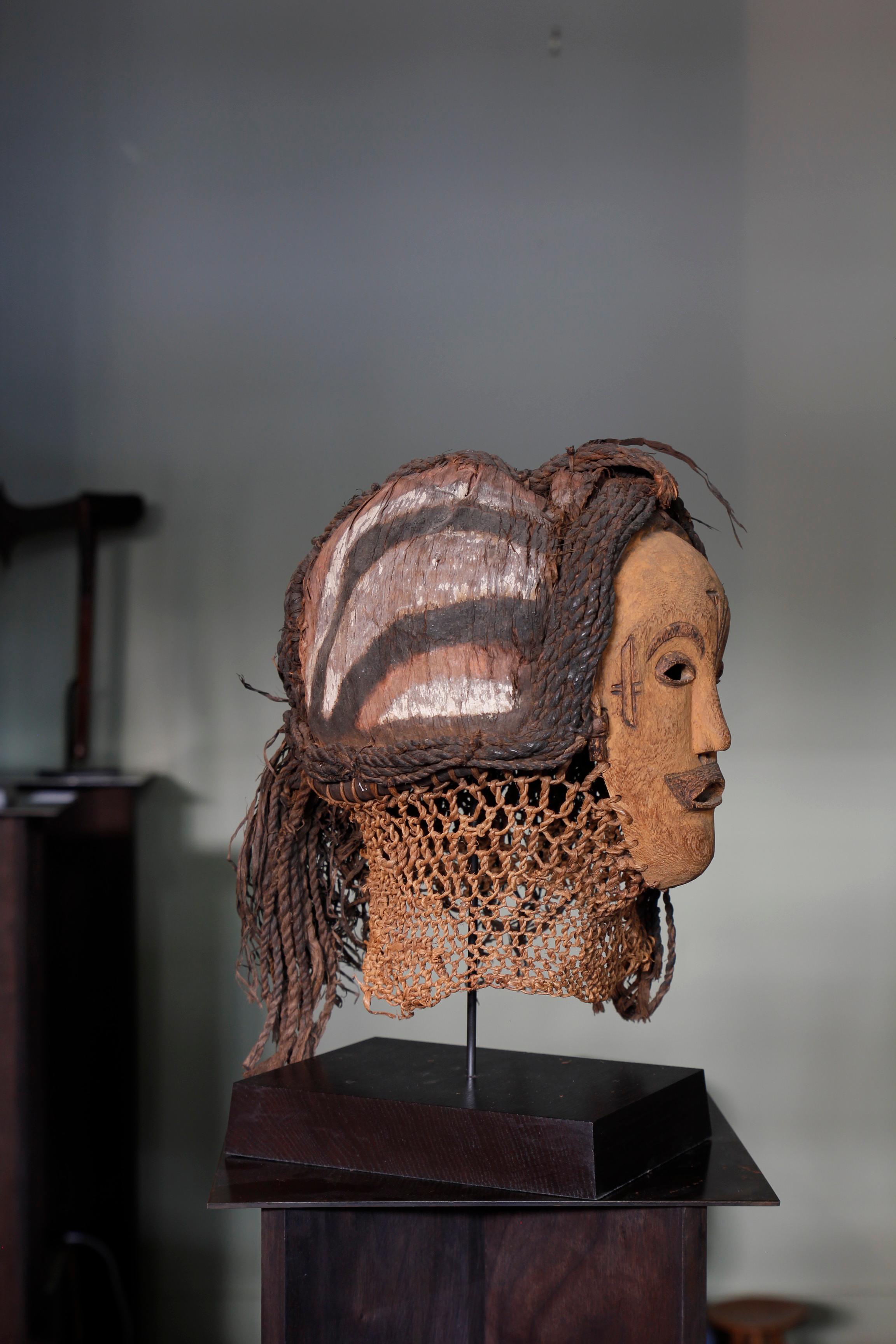 Masque Chokwe du début du 20e siècle (collection du musée Africa) en vente 4