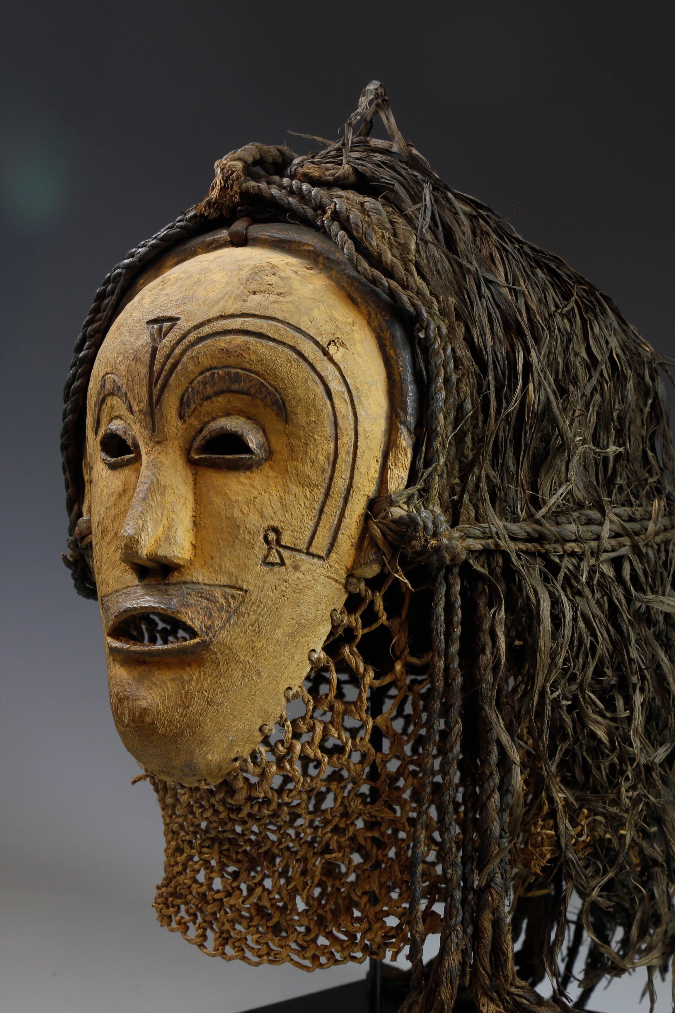 Fine Early 20th Century Chokwe Mask (Ex Afrika Museum Collection) In Good Condition For Sale In London, GB