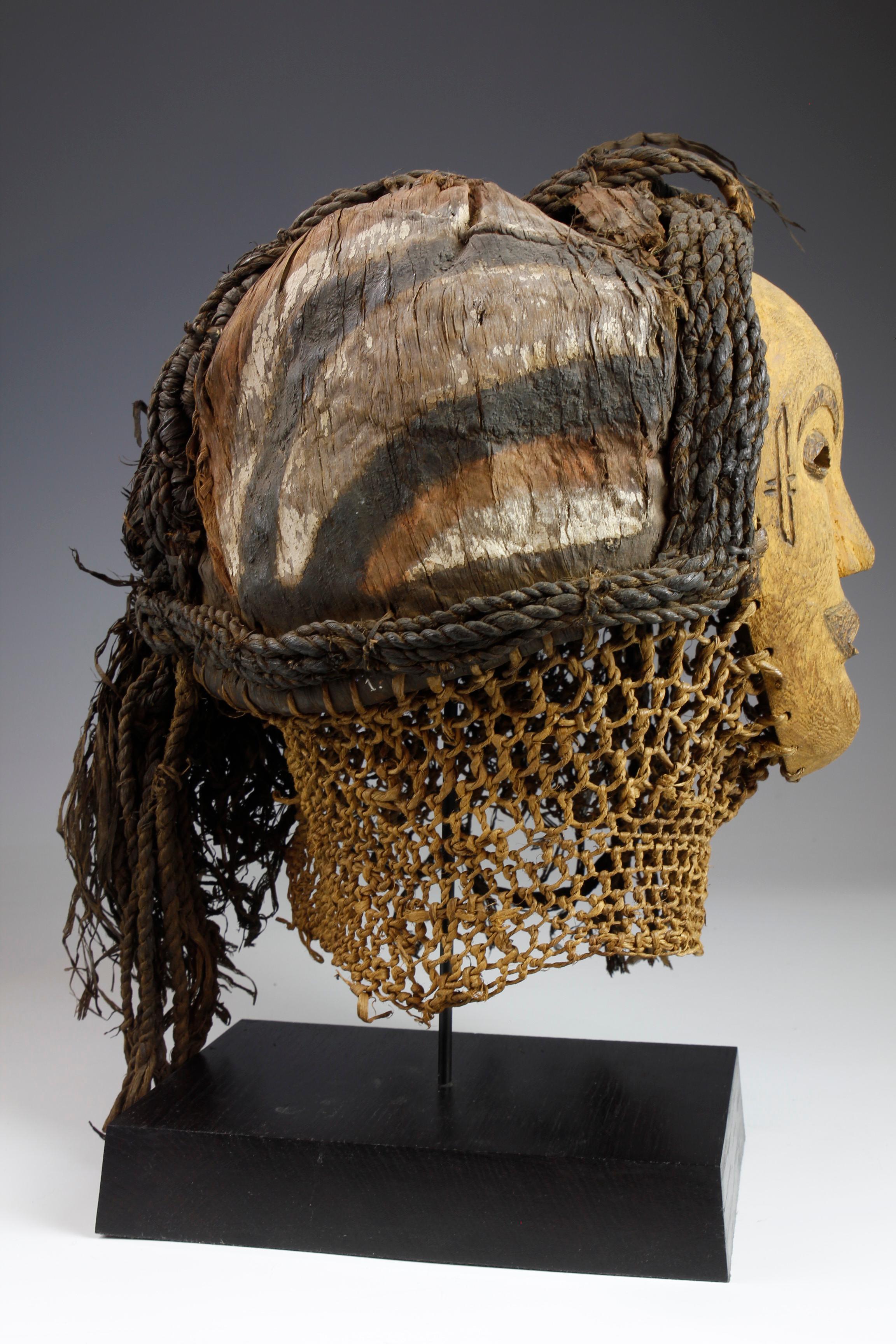 Bois Masque Chokwe du début du 20e siècle (collection du musée Africa) en vente