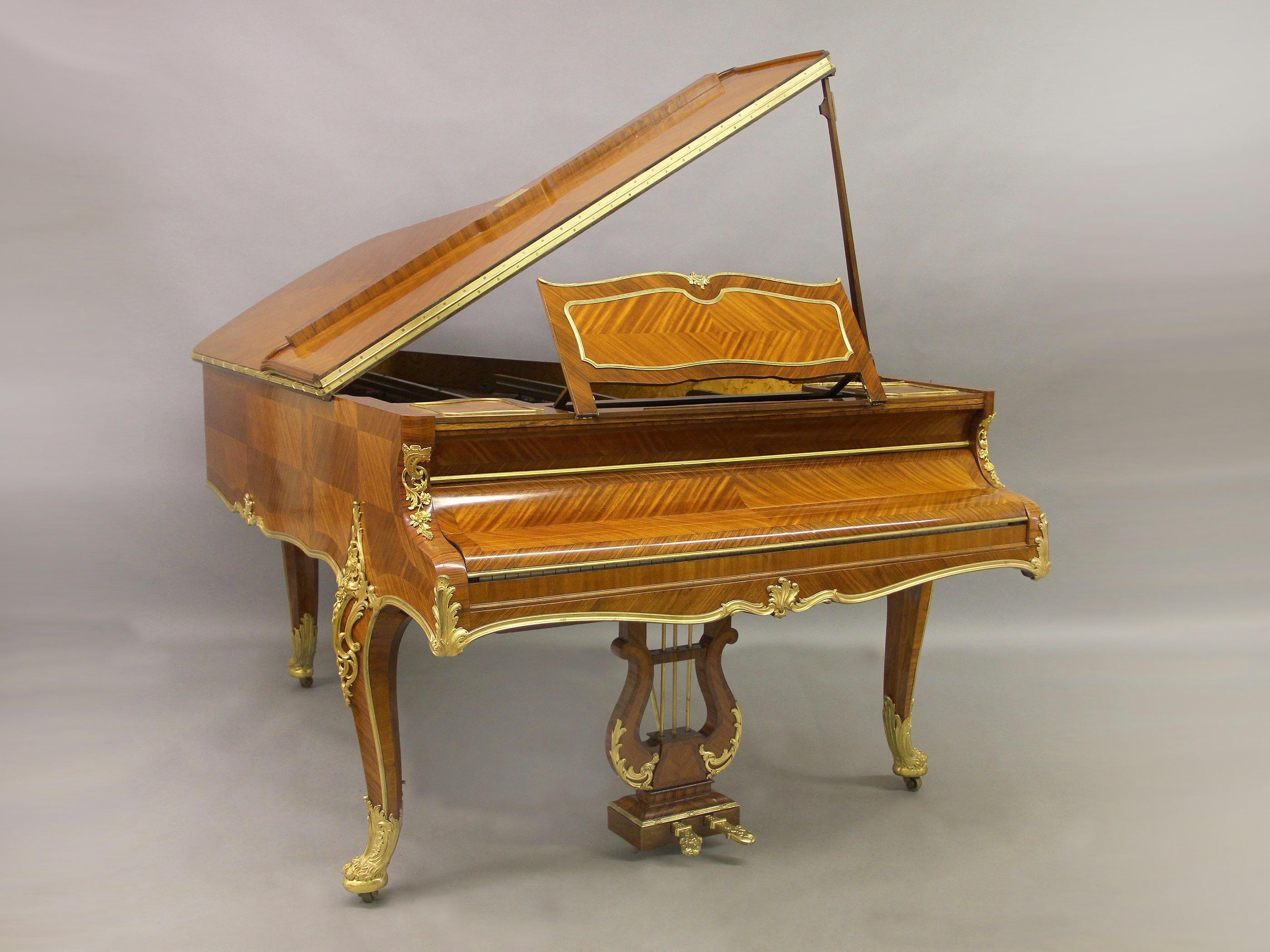 Ein sehr schönes dreibeiniges Erard-Klavier von François Linke im Louis XV-Stil aus vergoldeter Bronze des frühen 20.

François Linke

Wunderschönes, mit Kartuschen eingelegtes, quartierfurniertes Gehäuse mit aufklappbarem Deckel und hochwertigen,
