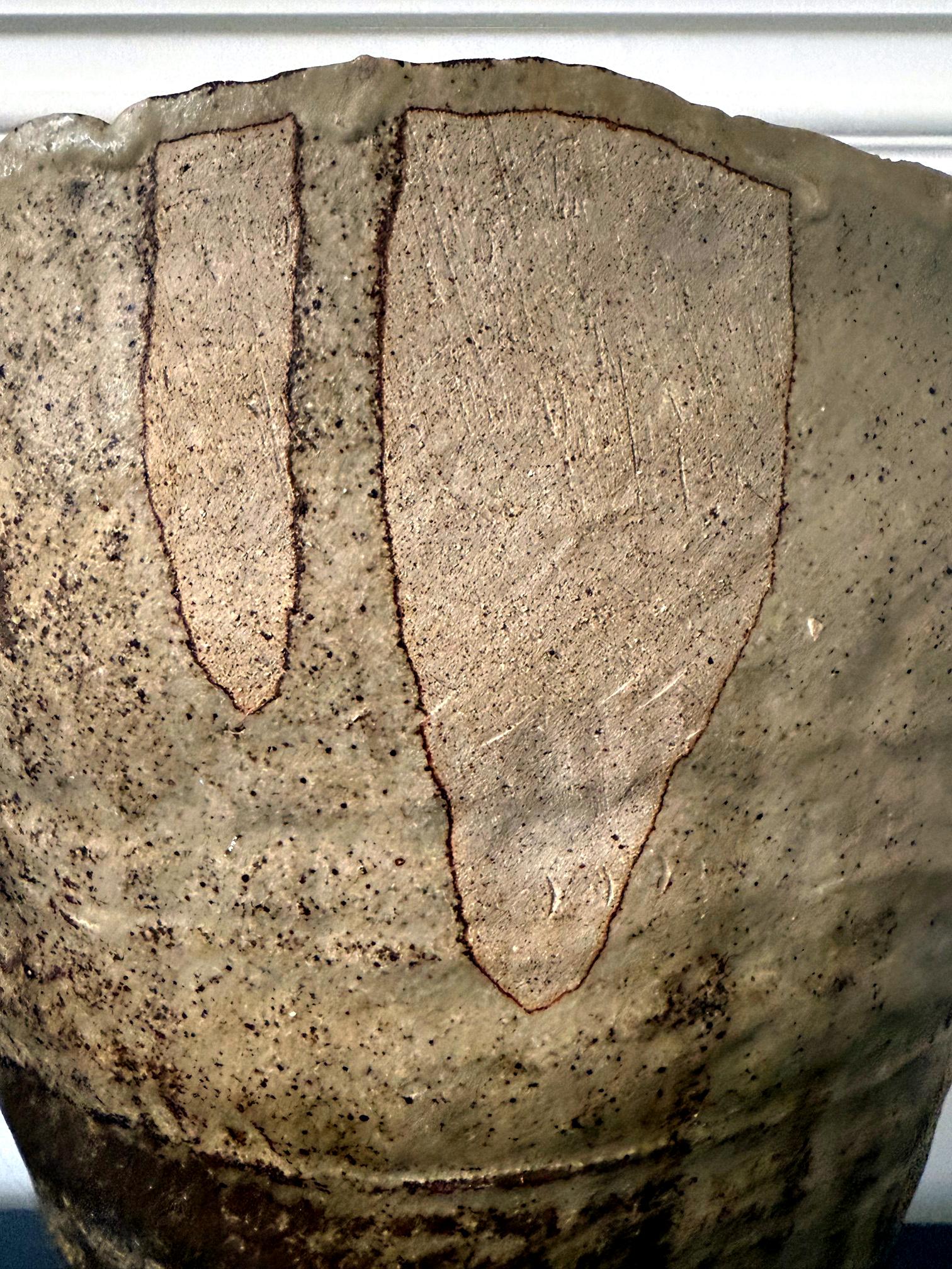 Vase en céramique sculpturale anciennement construit à la main par Ewen Henderson en vente 2