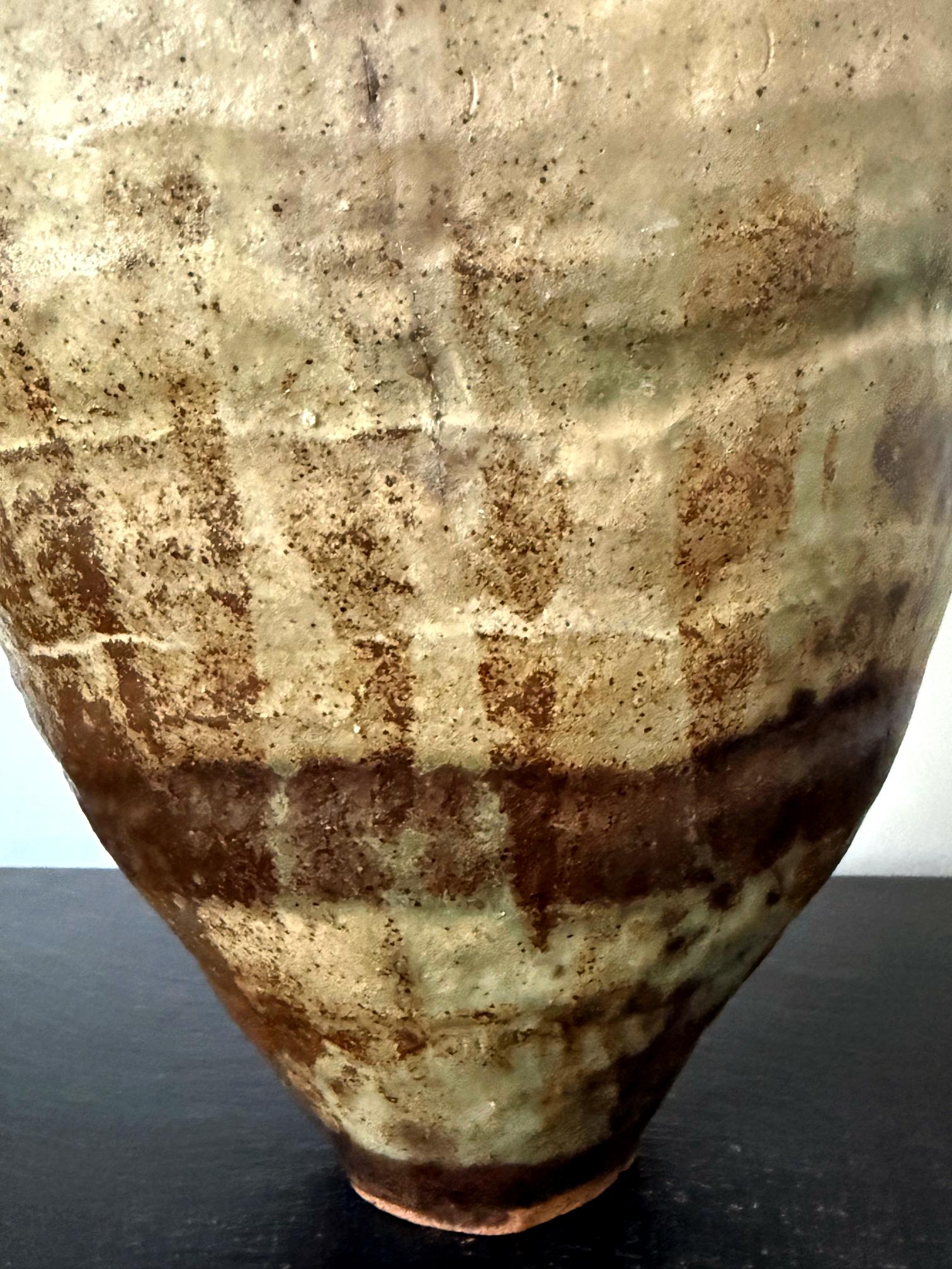 Vase en céramique sculpturale anciennement construit à la main par Ewen Henderson en vente 3