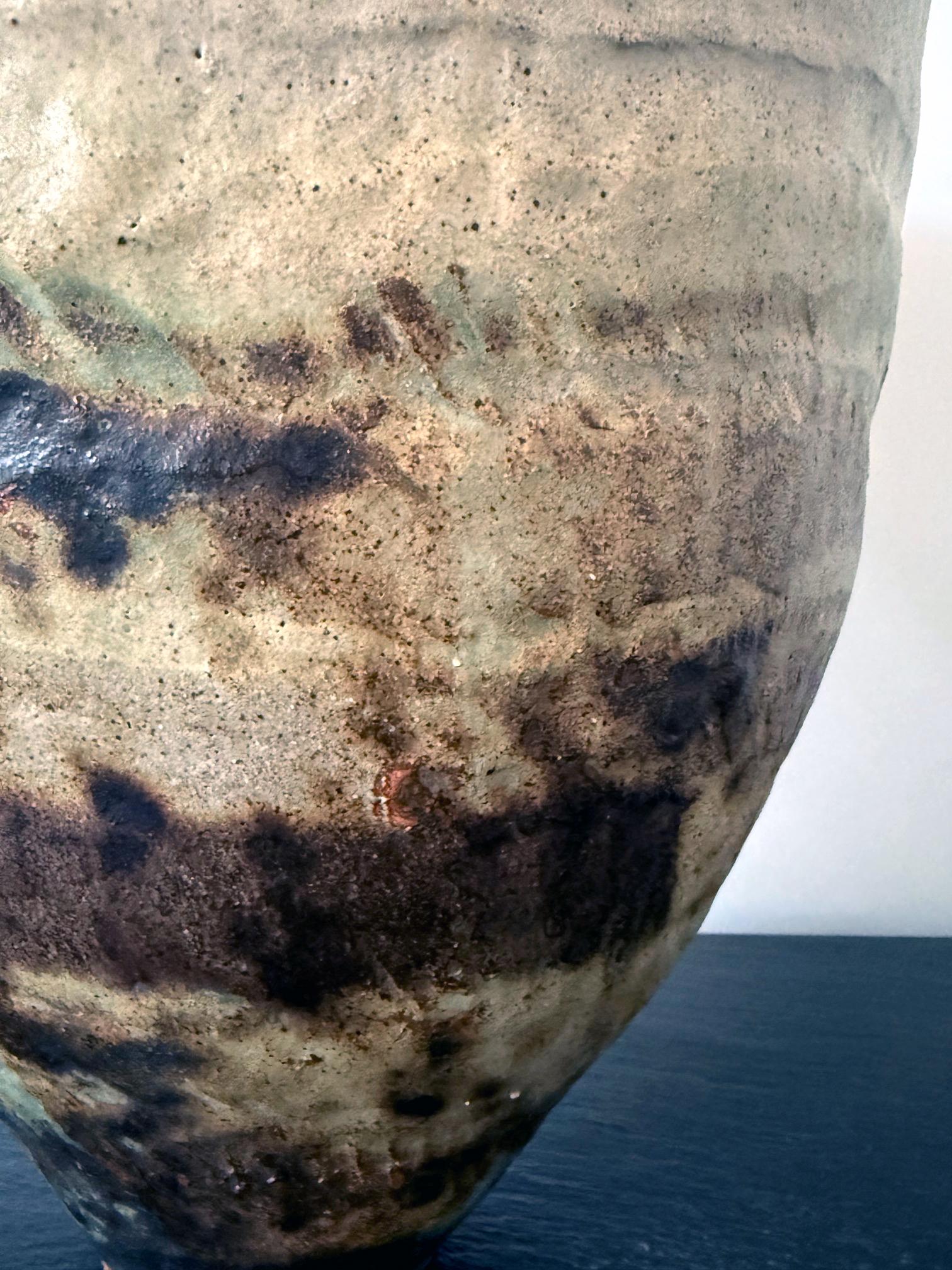 Vase en céramique sculpturale anciennement construit à la main par Ewen Henderson en vente 4