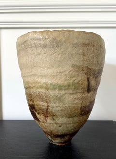 Vaso scultoreo in ceramica costruito a mano di Ewen Henderson
