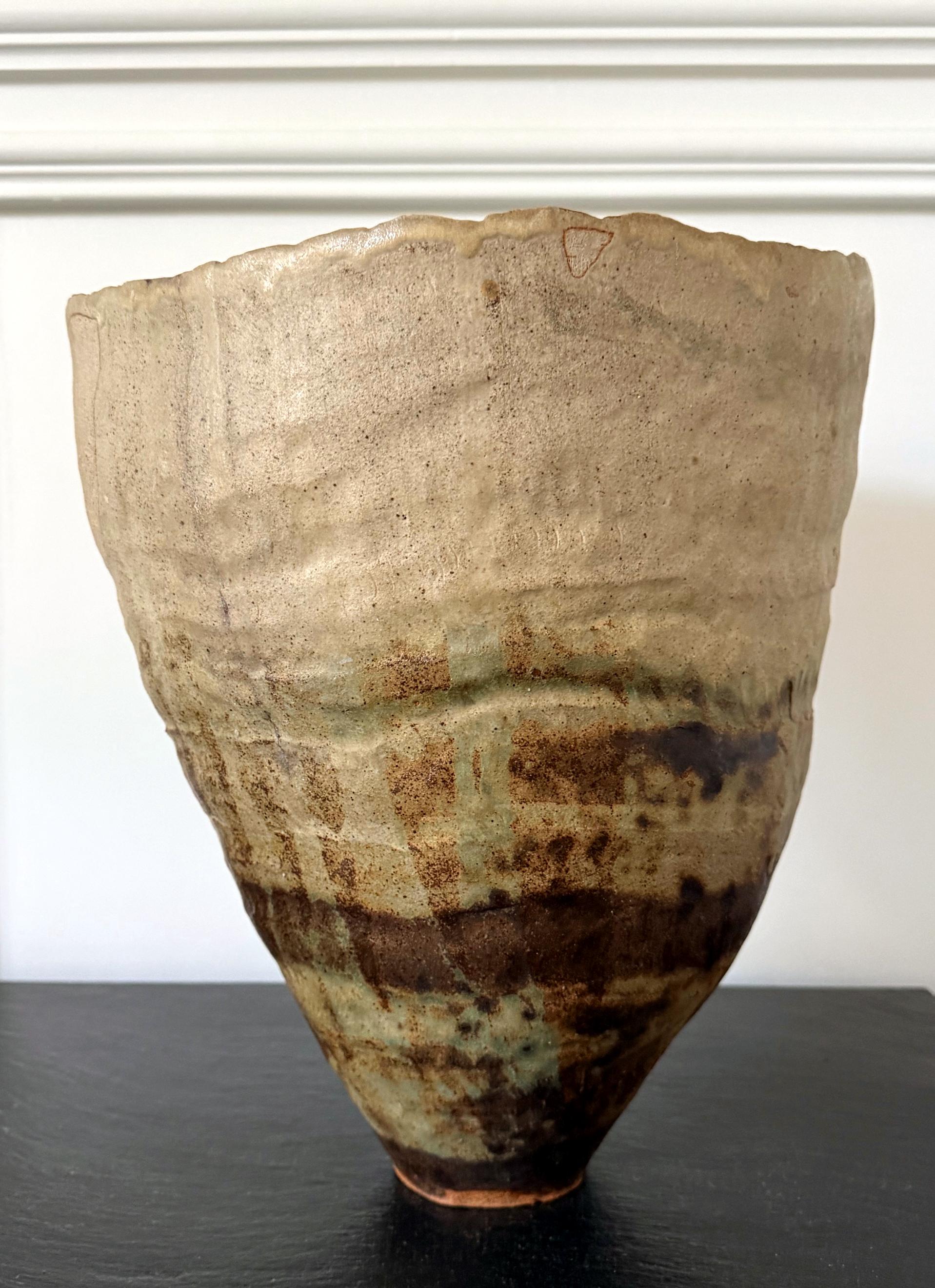 Organique Vase en céramique sculpturale anciennement construit à la main par Ewen Henderson en vente