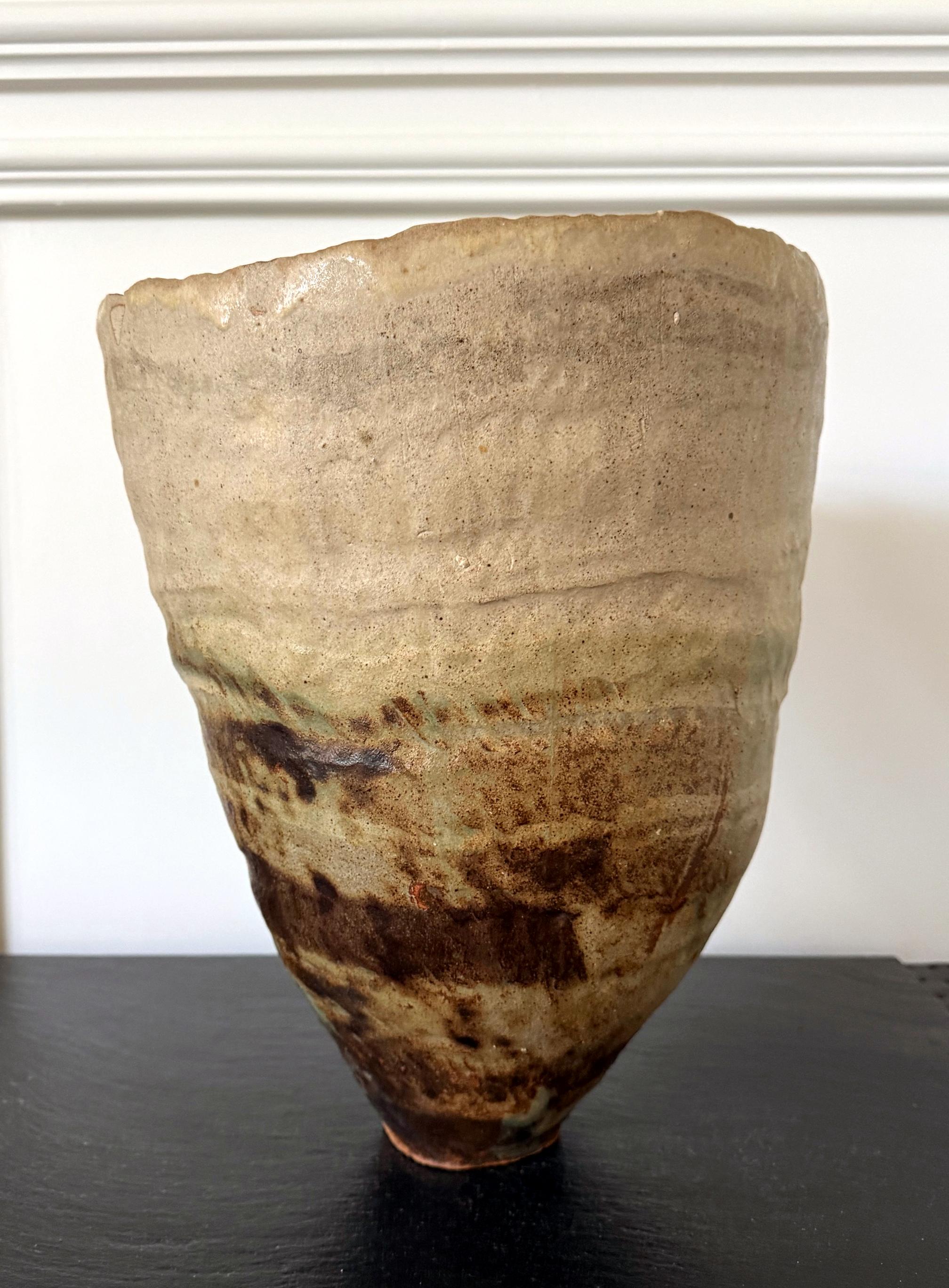 Britannique Vase en céramique sculpturale anciennement construit à la main par Ewen Henderson en vente