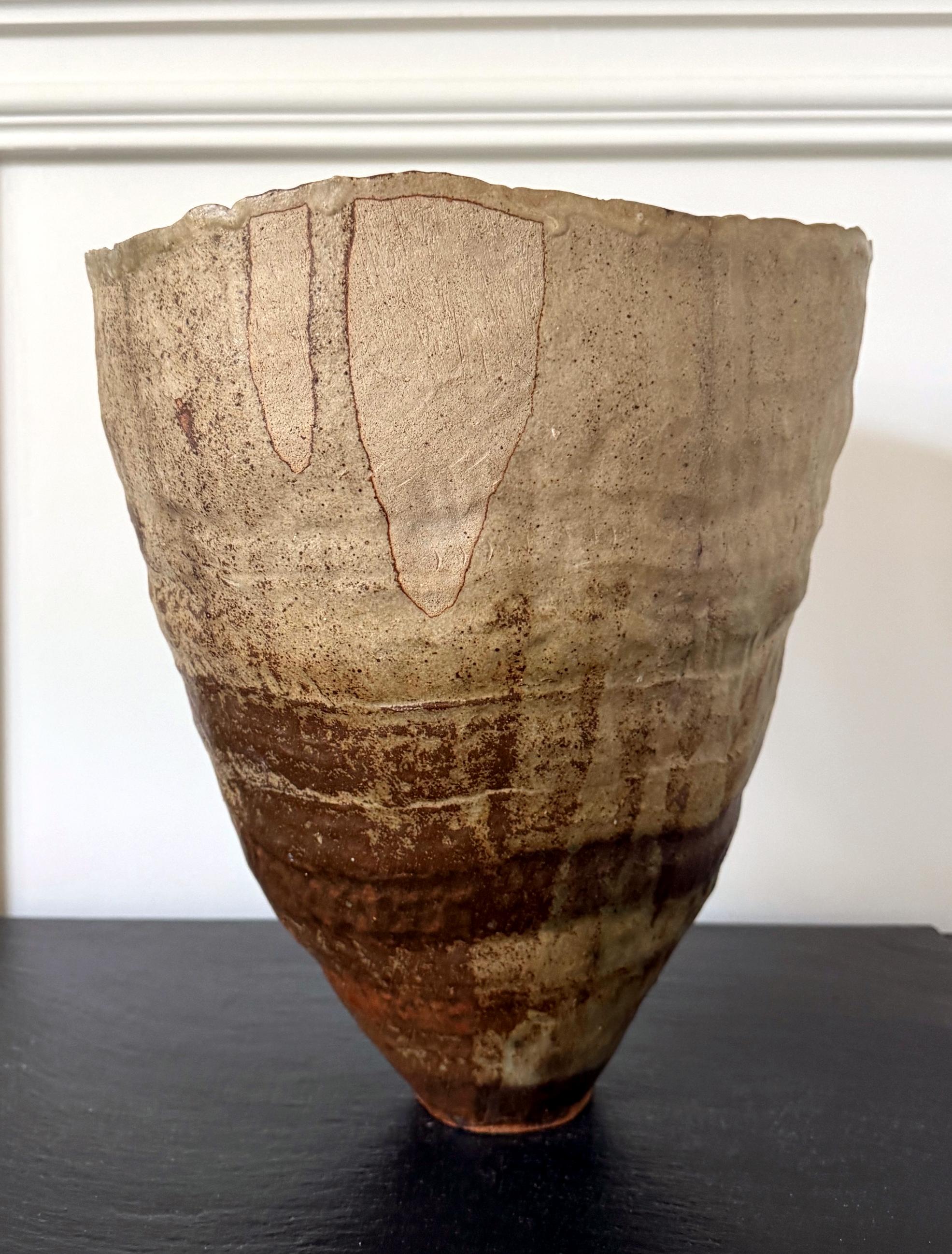 Vernissé Vase en céramique sculpturale anciennement construit à la main par Ewen Henderson en vente