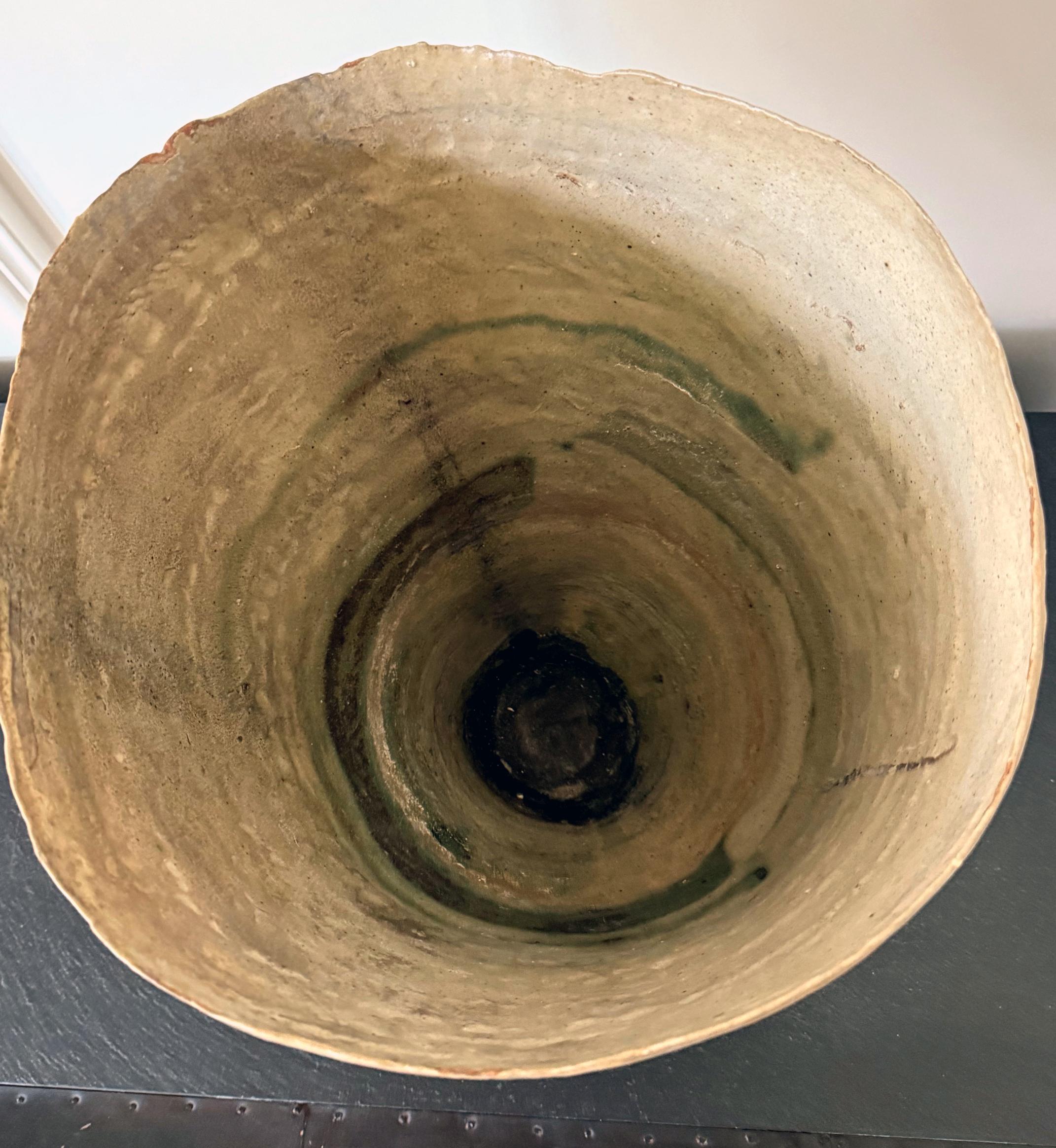 Fin du 20e siècle Vase en céramique sculpturale anciennement construit à la main par Ewen Henderson en vente