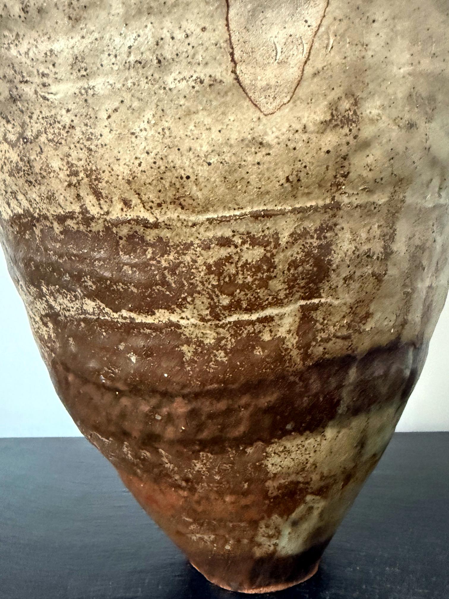 Vase en céramique sculpturale anciennement construit à la main par Ewen Henderson en vente 1