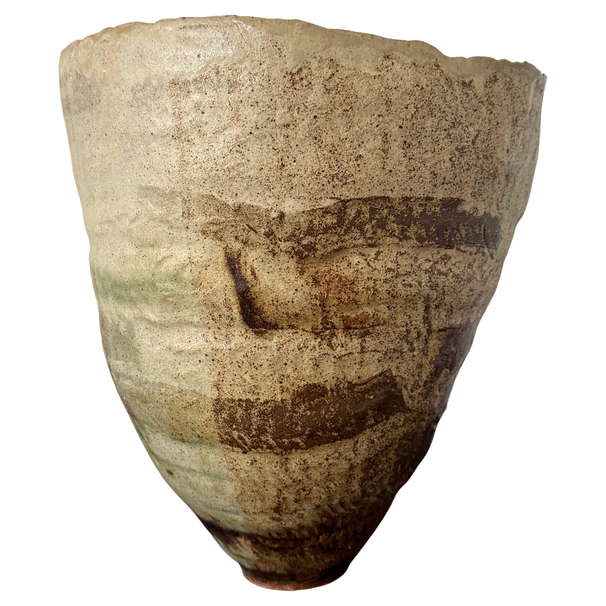 Vase en céramique sculpturale anciennement construit à la main par Ewen Henderson en vente
