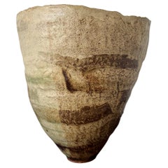 Vaso scultoreo in ceramica costruito a mano di Ewen Henderson