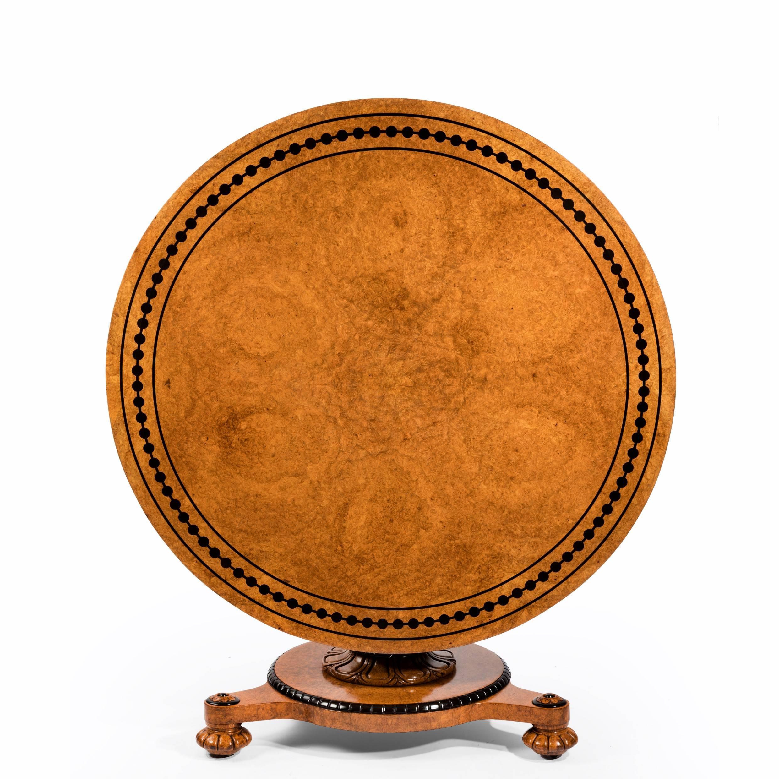 Ein feiner frühviktorianischer Amboyna-Mitteltisch von Taprell und Holland & Sons, die runde Platte auf einem gadronierten Balusterträger, der in Blütenblättern mit einem Ebenholzkragen endet, alles auf einem runden Sockel mit drei Stollenfüßen,
