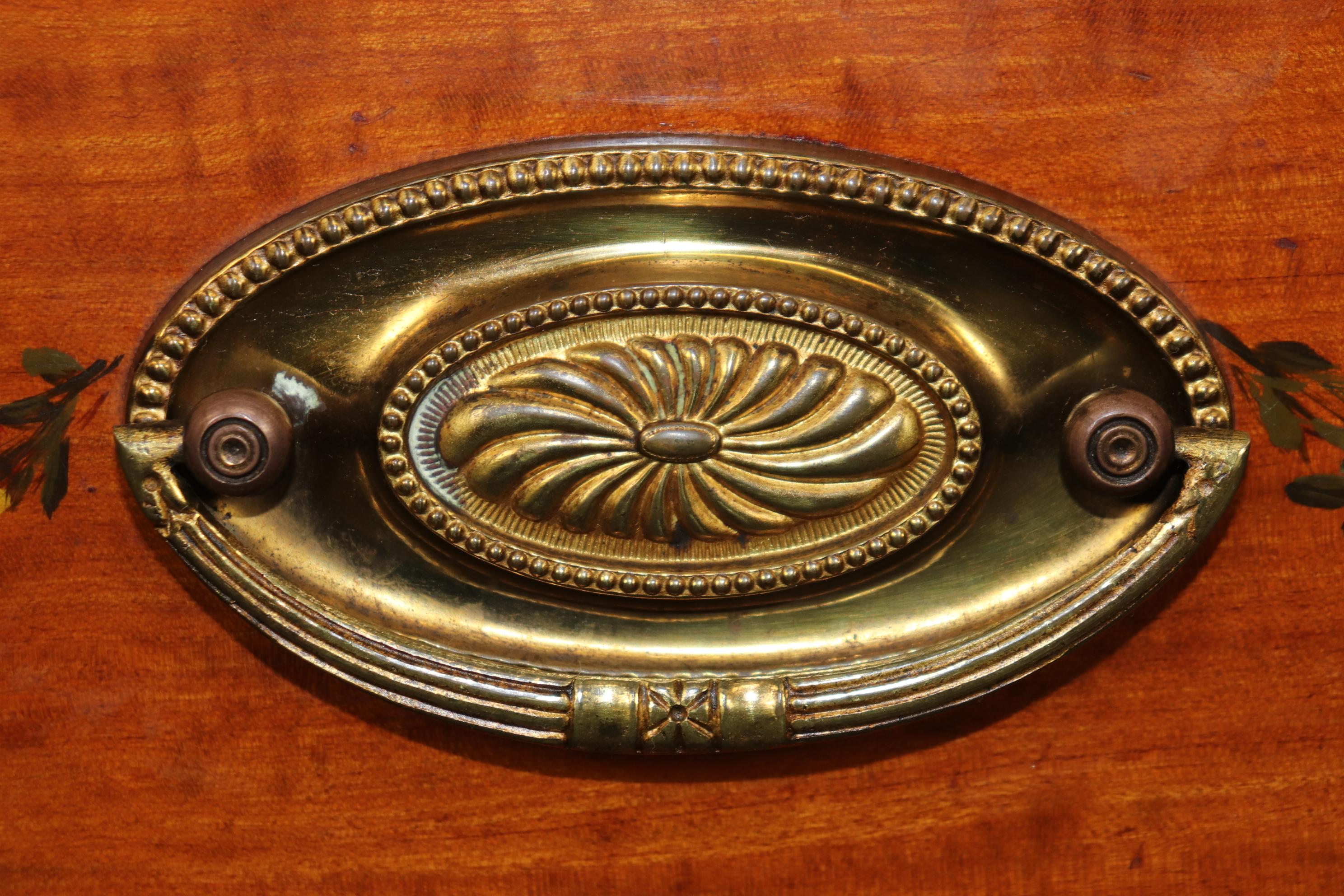 Vitrine en marqueterie de noyer et de satin de l'époque Adams Circa 1900 en vente 6