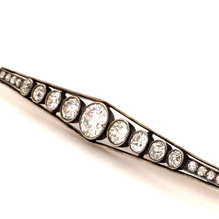 Fine Edwardian Bar Brooch with Old European Cut Diamonds In Good Condition For Sale In Lucerne, CH