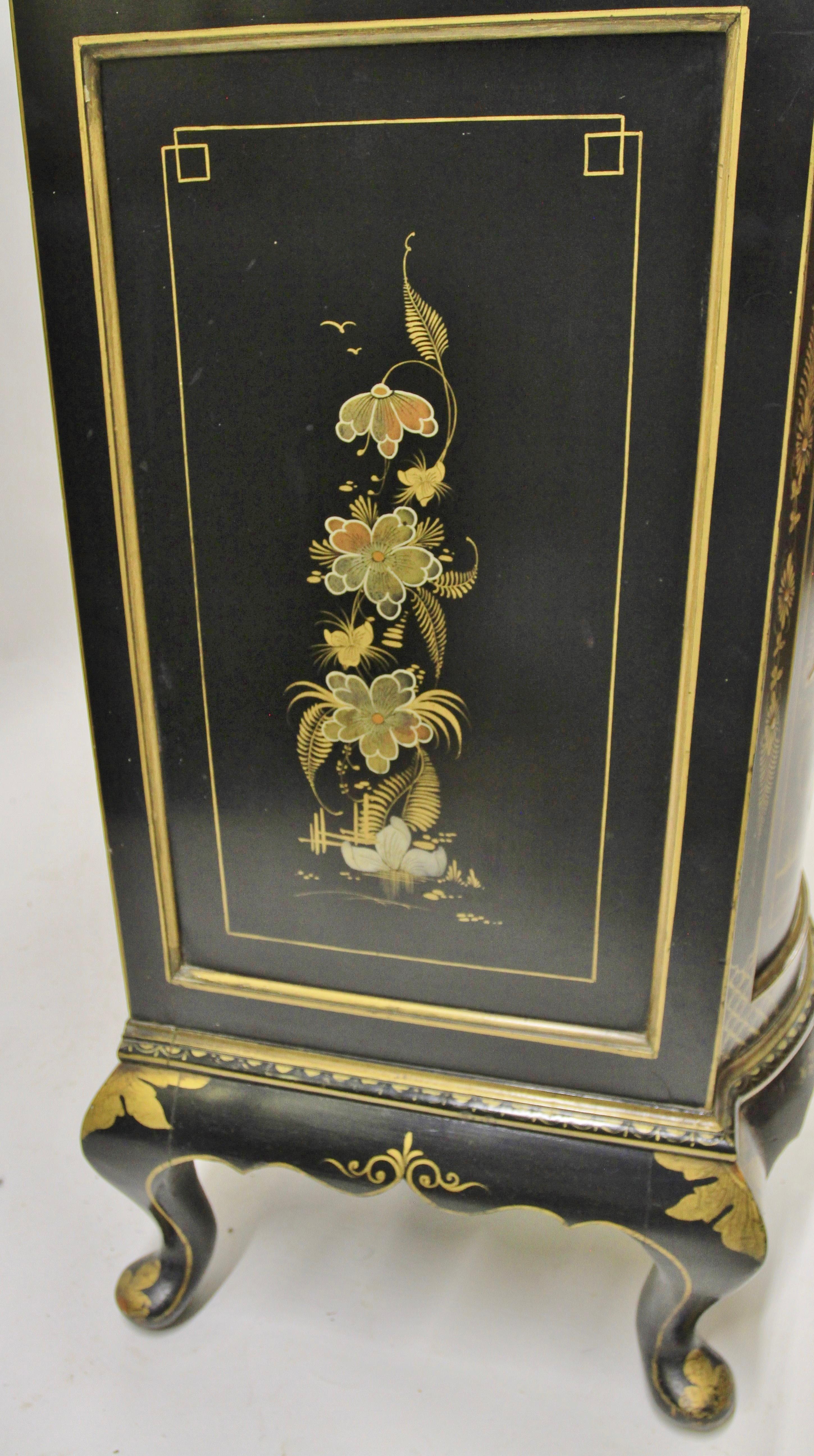 Lacquered Fine Edwardian Chinoiserie Decorated Display Cabinet  For Sale