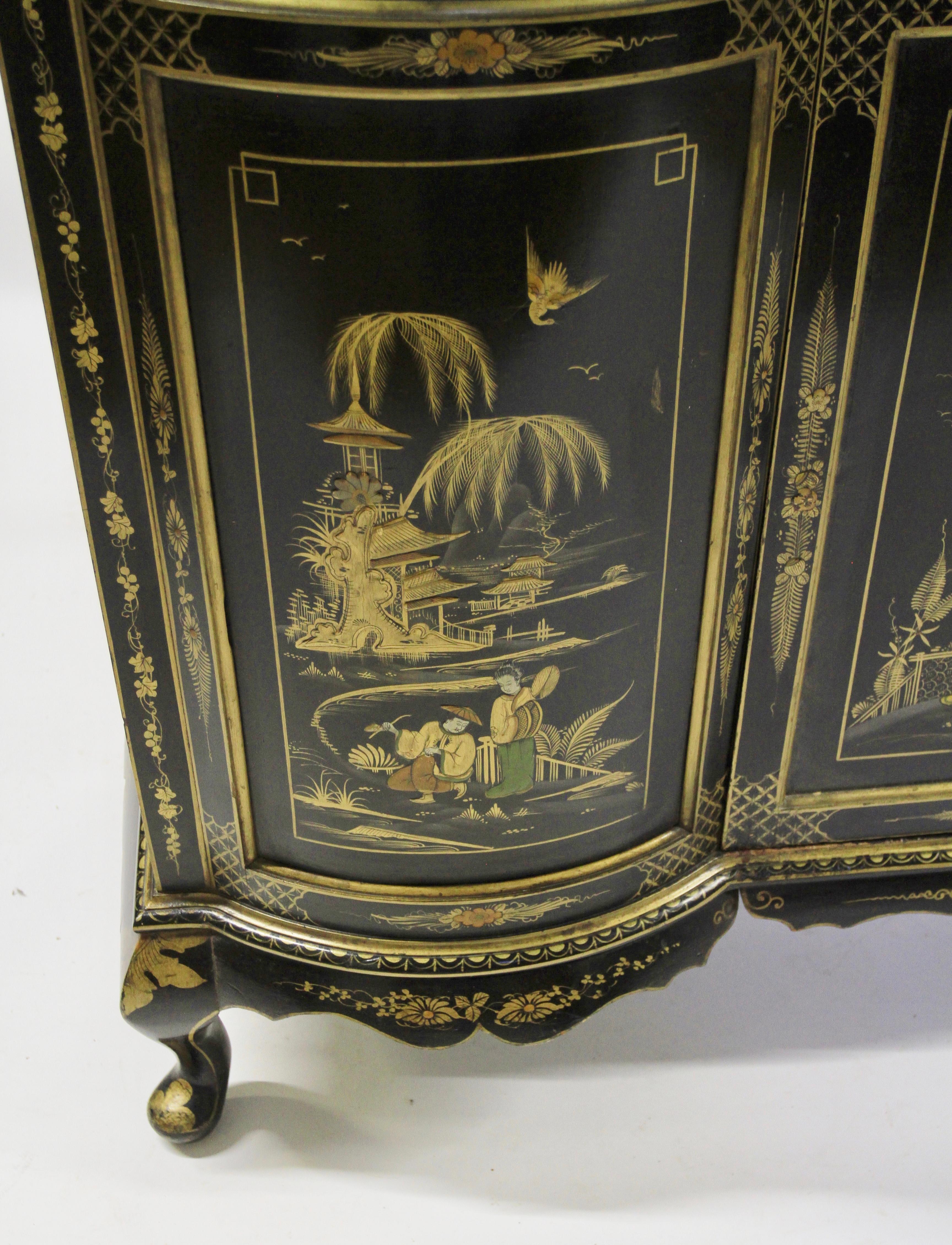 Fine Edwardian Chinoiserie Decorated Display Cabinet  In Good Condition For Sale In Dereham, GB