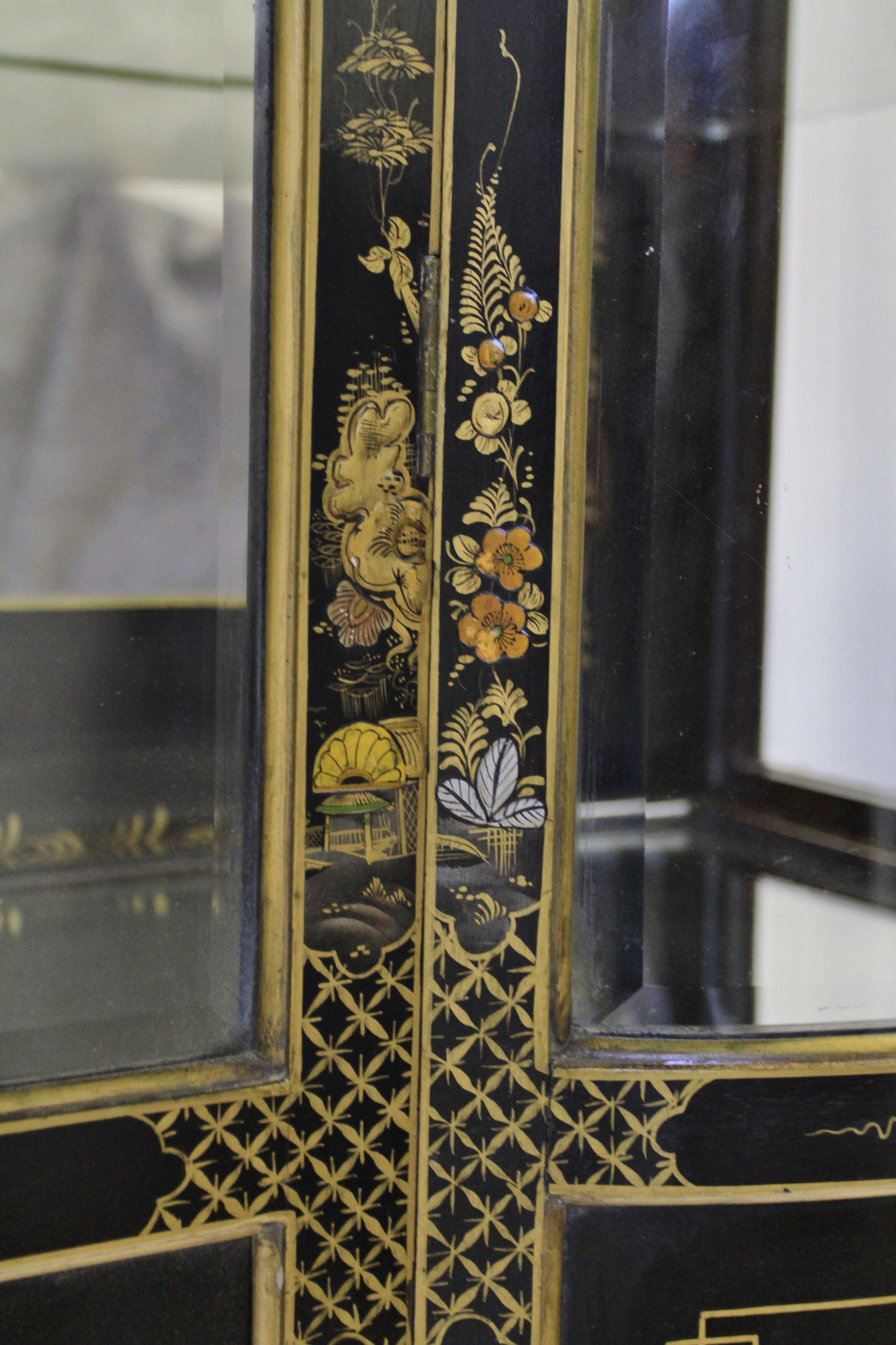 Early 20th Century Fine Edwardian Chinoiserie Decorated Display Cabinet  For Sale